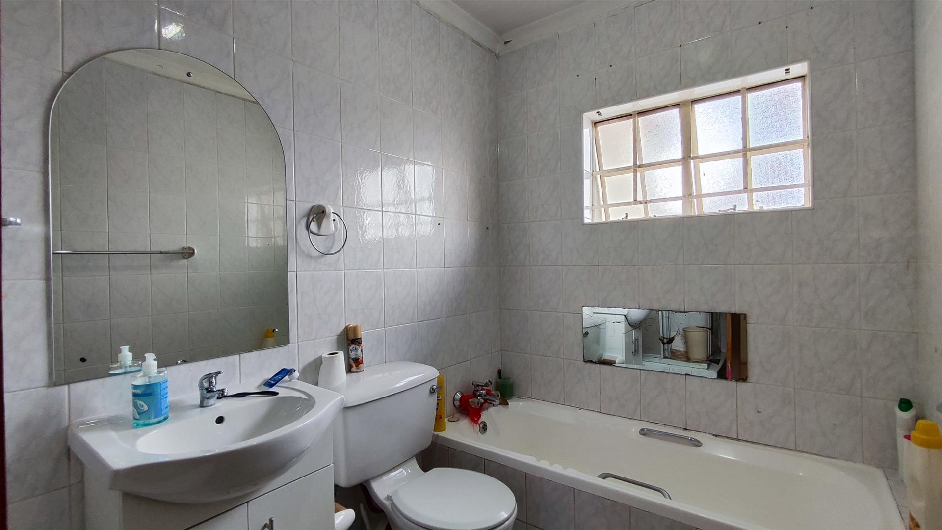 Bathroom 1 - 7 square meters of property in Freeway Park