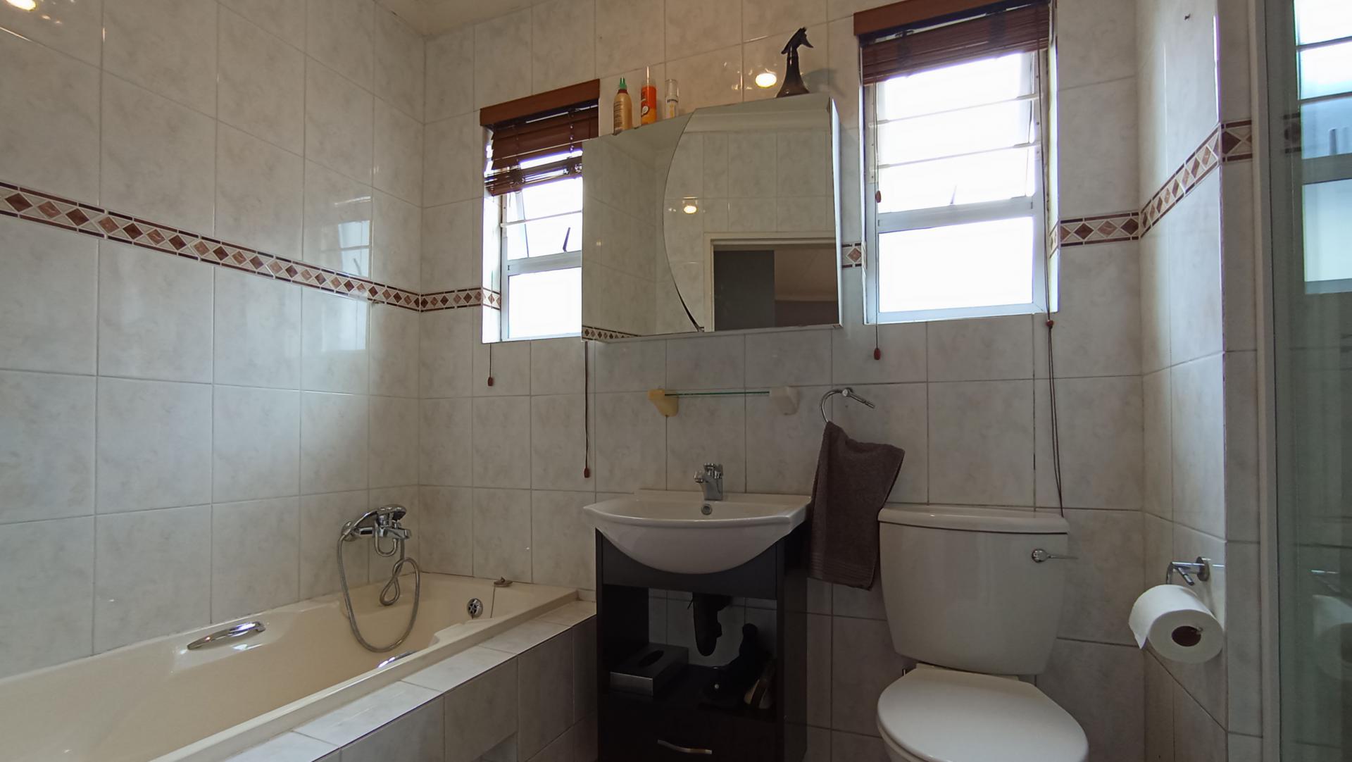 Main Bathroom - 7 square meters of property in North Riding A.H.