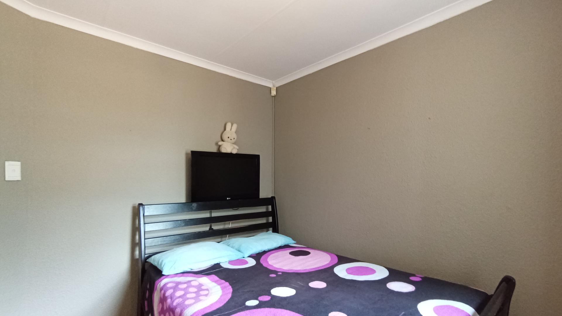 Bed Room 1 - 10 square meters of property in North Riding A.H.