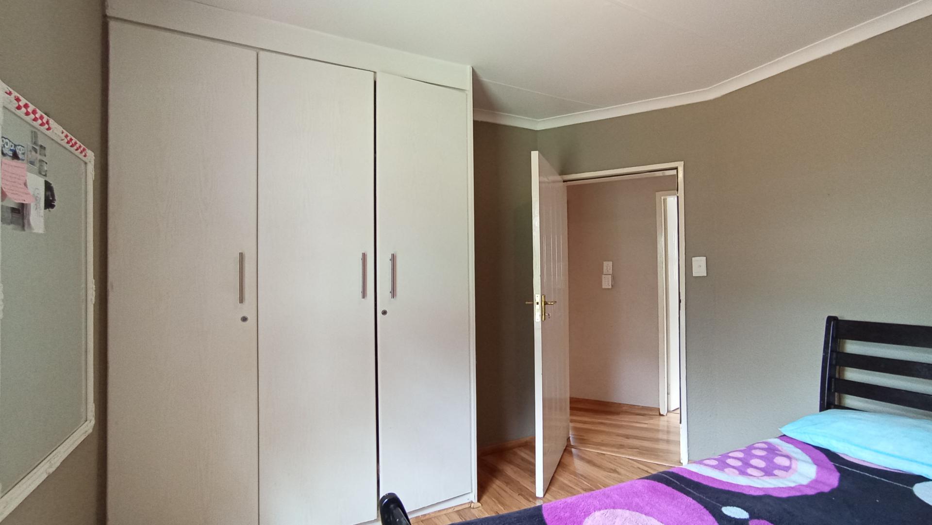 Bed Room 1 - 10 square meters of property in North Riding A.H.