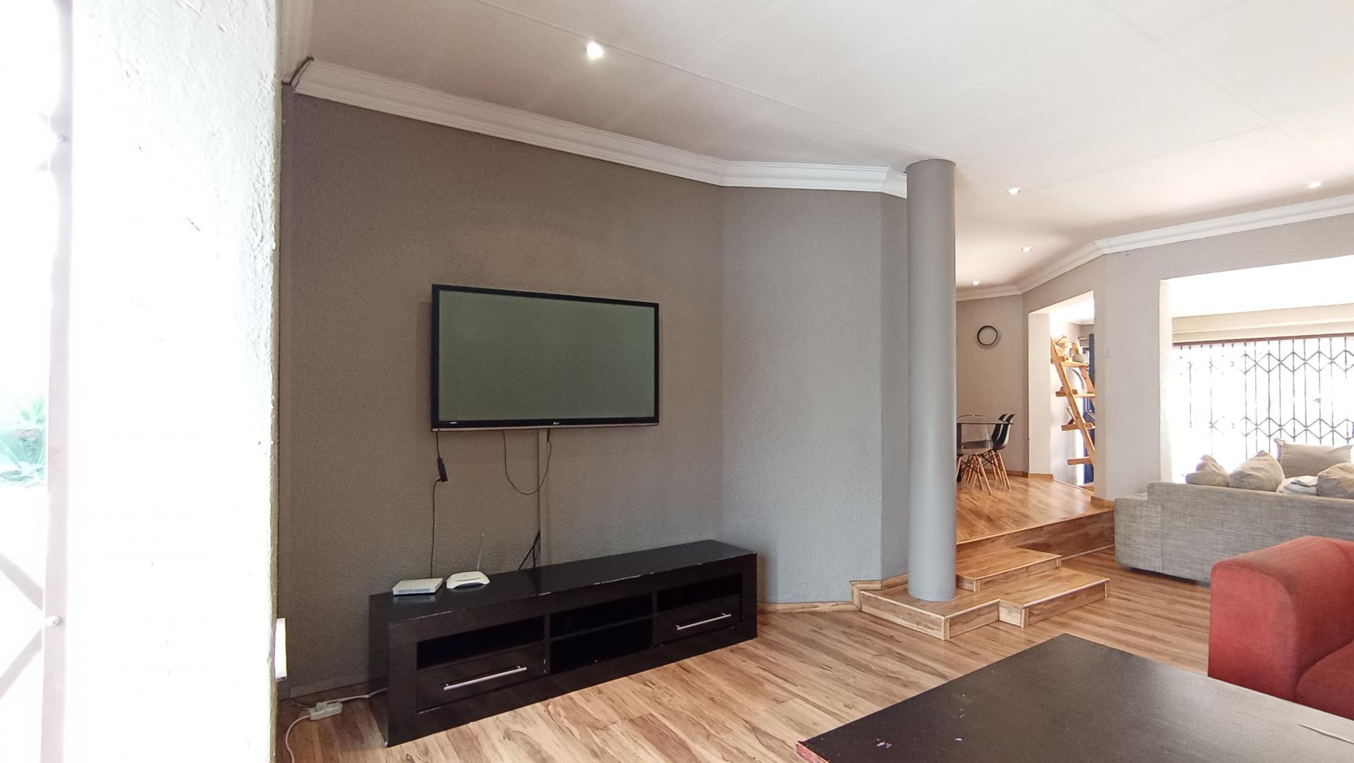 Lounges - 44 square meters of property in North Riding A.H.