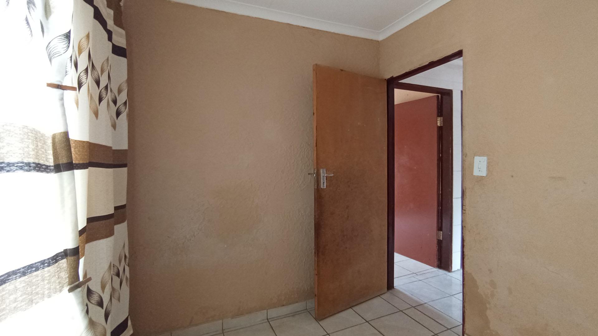 Bed Room 3 - 6 square meters of property in Soshanguve