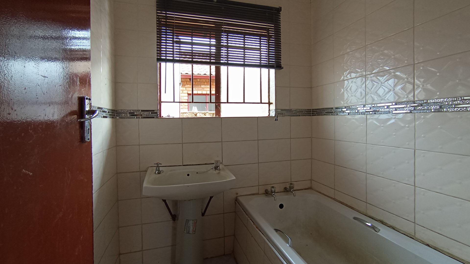 Bathroom 1 - 5 square meters of property in Soshanguve