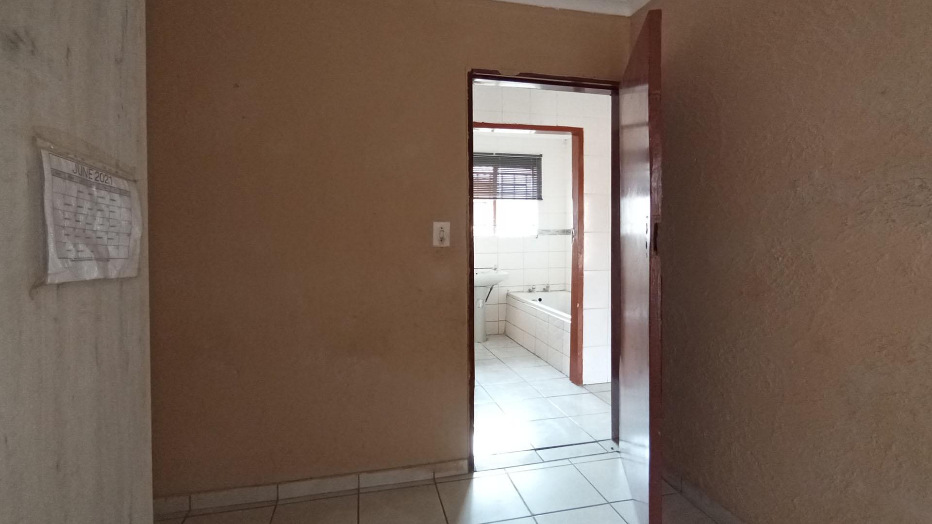 Bed Room 1 - 7 square meters of property in Soshanguve