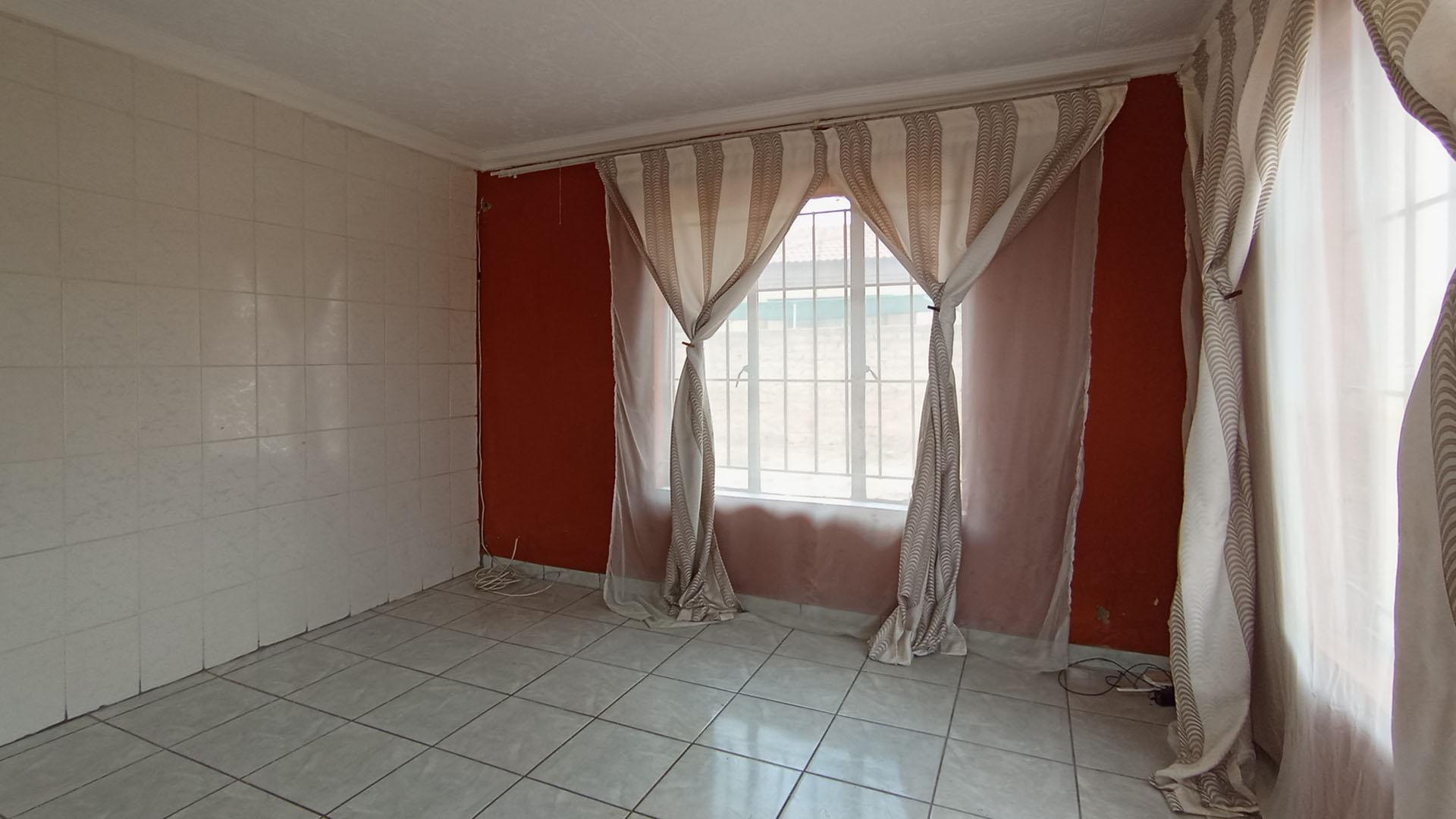 Lounges - 12 square meters of property in Soshanguve East