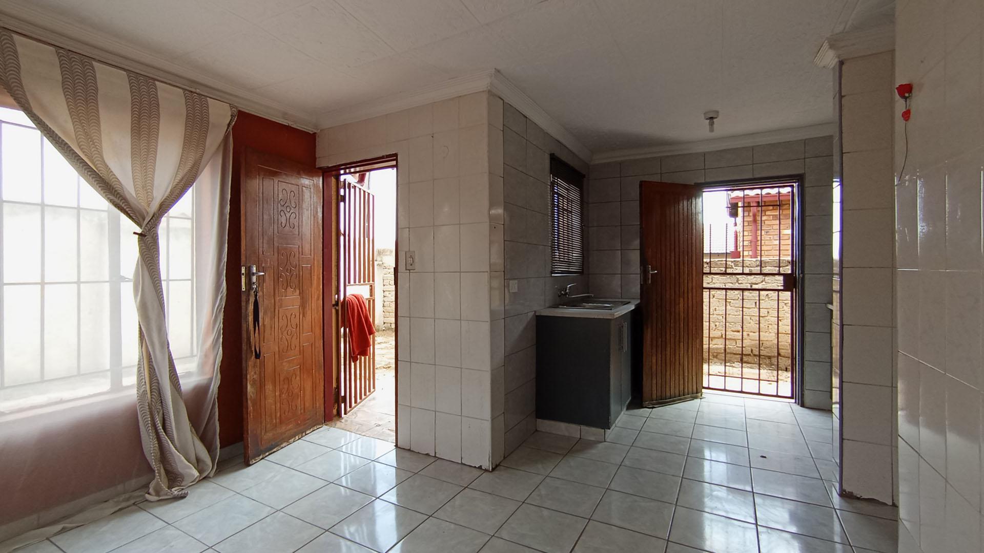 Lounges - 12 square meters of property in Soshanguve East