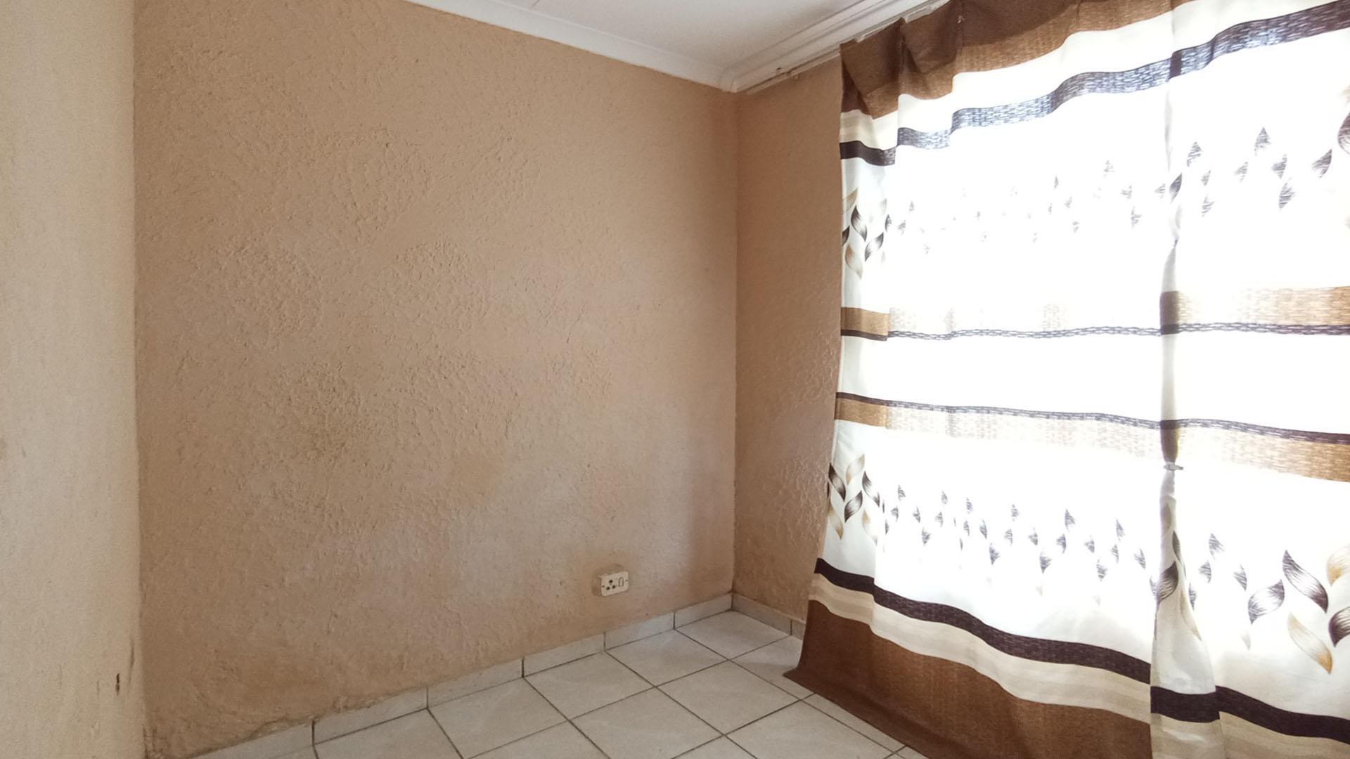 Bed Room 3 - 6 square meters of property in Soshanguve