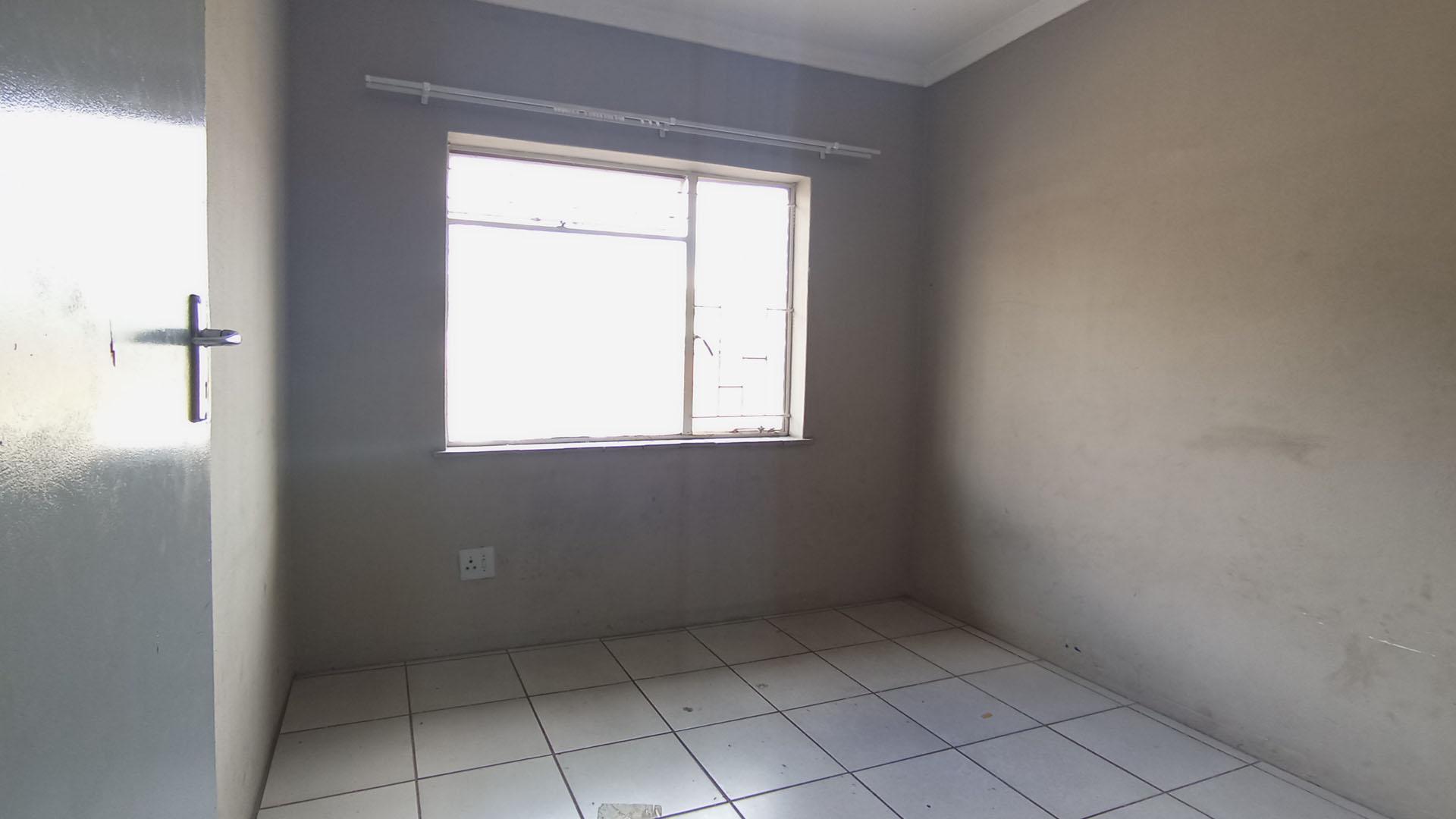 Bed Room 1 - 12 square meters of property in Hermanstad