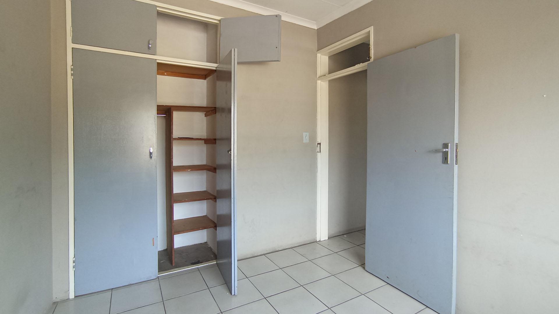 Bed Room 1 - 12 square meters of property in Hermanstad