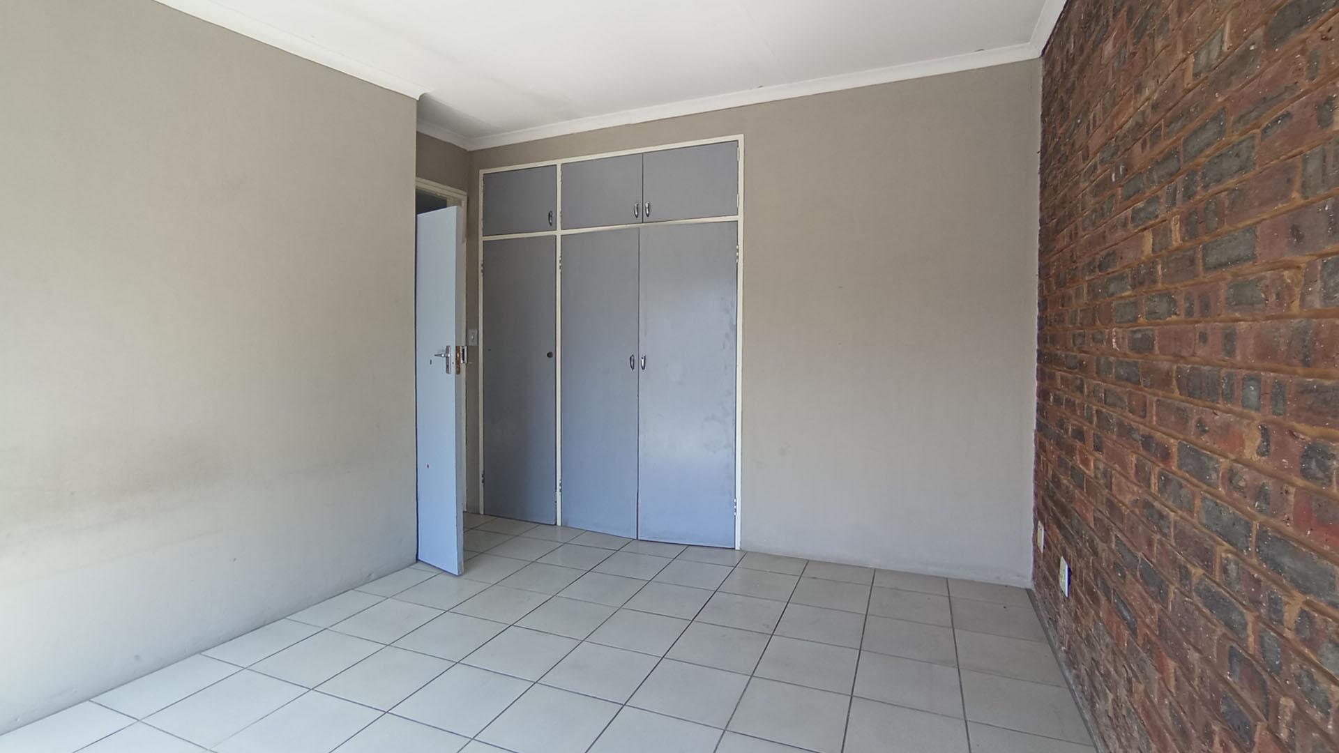 Bed Room 2 - 18 square meters of property in Hermanstad