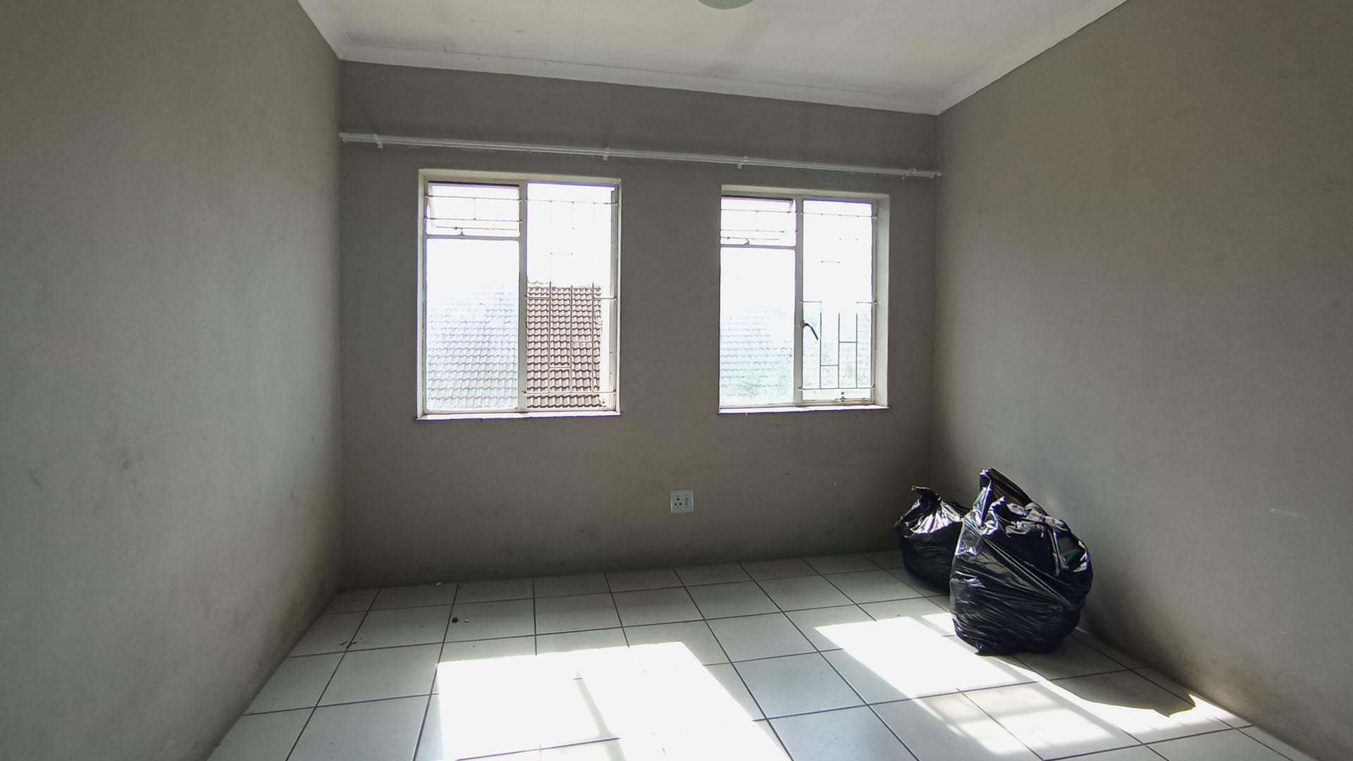 Bed Room 3 - 15 square meters of property in Hermanstad