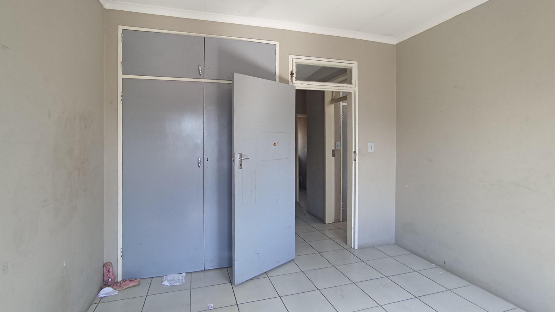 Bed Room 3 - 15 square meters of property in Hermanstad