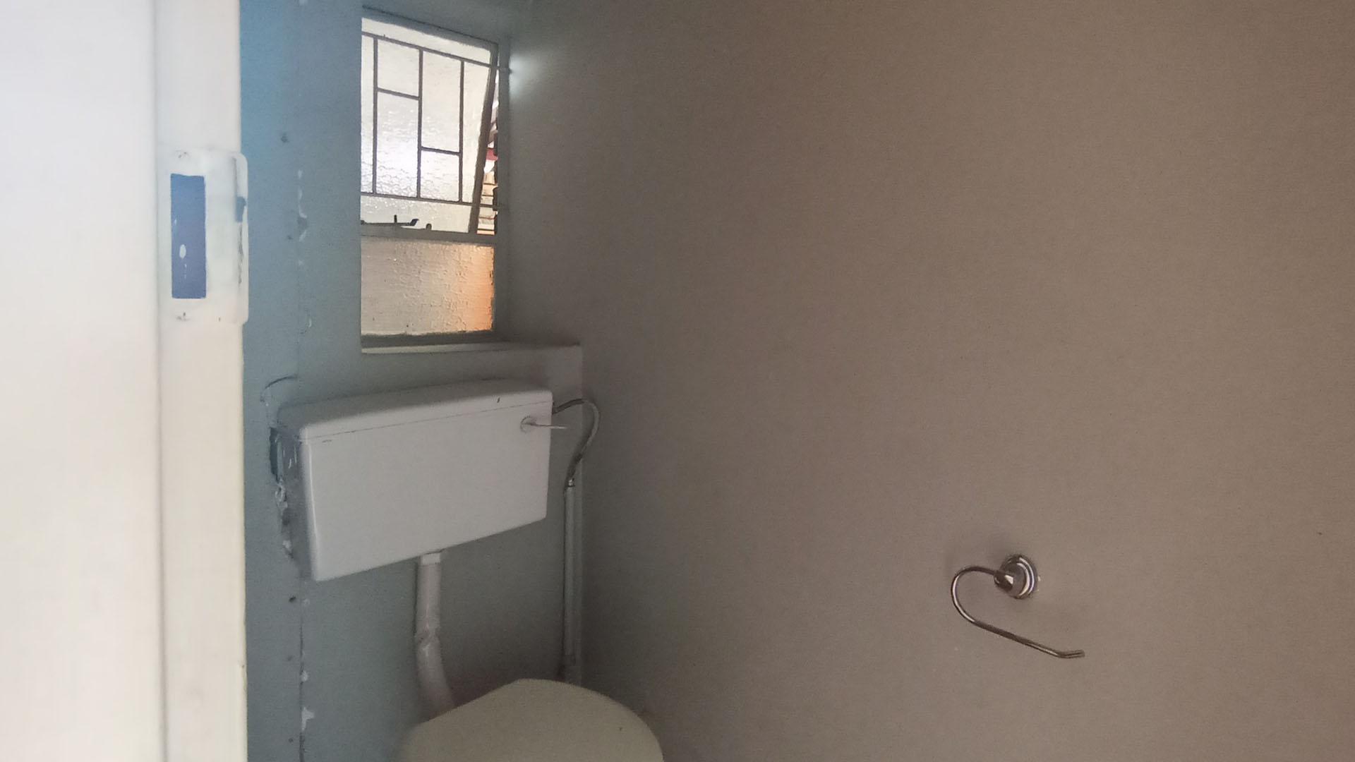 Bathroom 1 - 2 square meters of property in Hermanstad