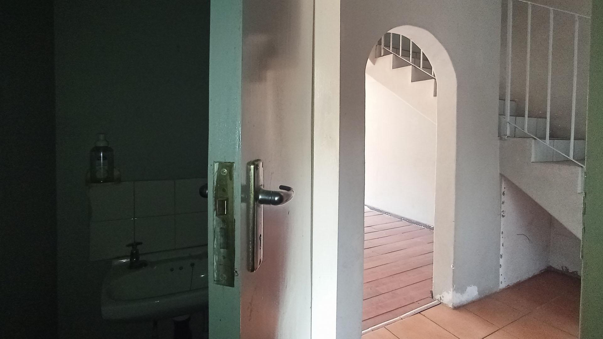 Bathroom 1 - 2 square meters of property in Hermanstad