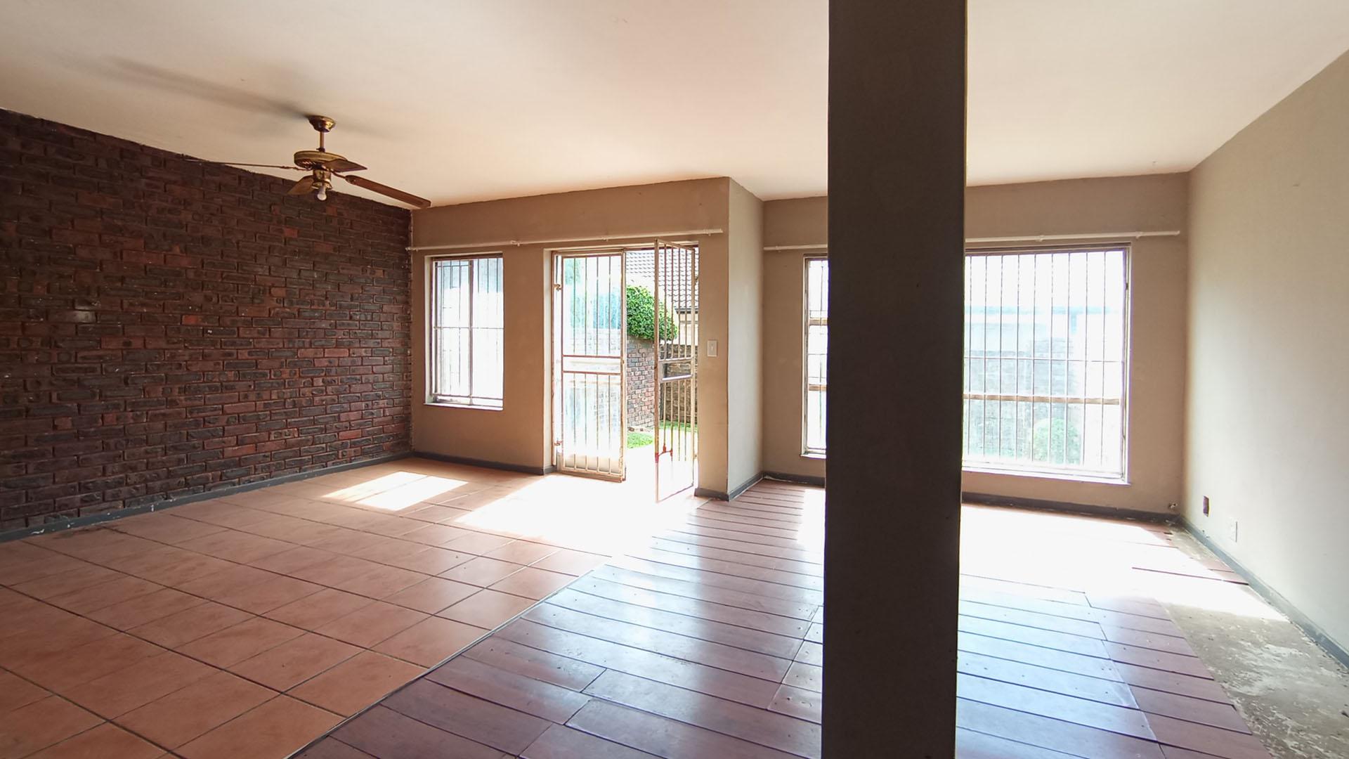 Dining Room - 26 square meters of property in Hermanstad