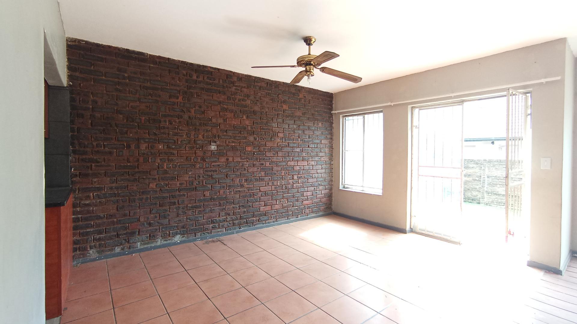 Lounges - 15 square meters of property in Hermanstad