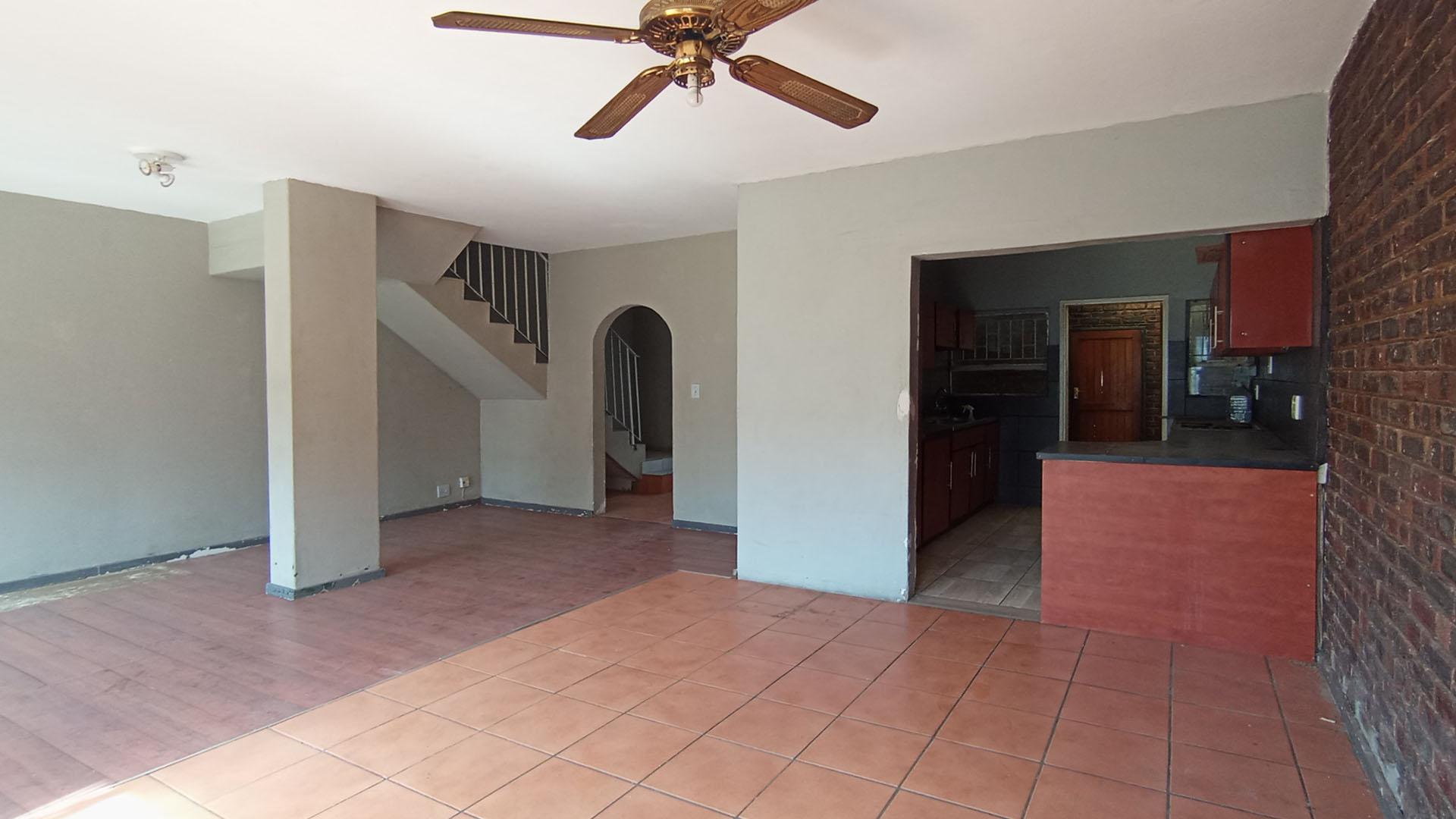 Lounges - 15 square meters of property in Hermanstad