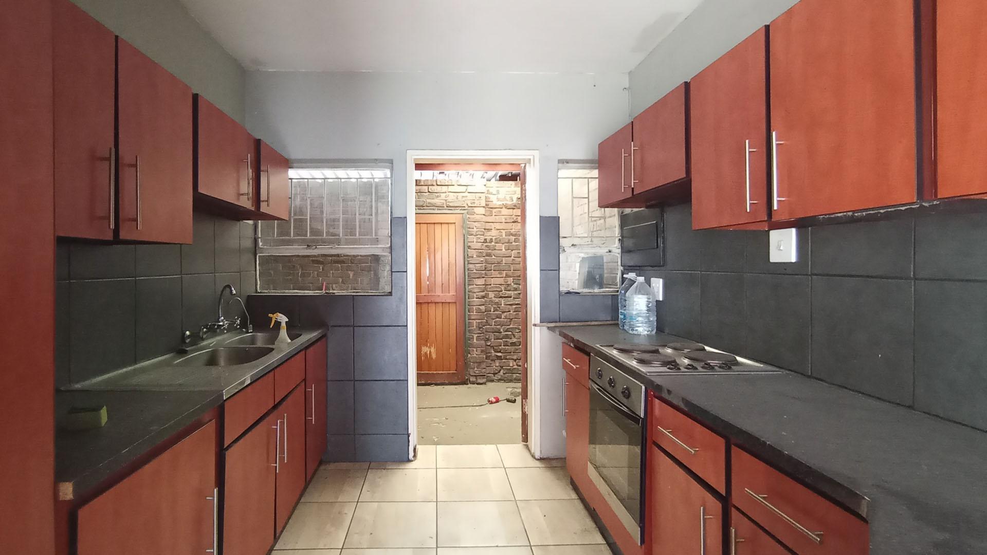 Kitchen - 10 square meters of property in Hermanstad