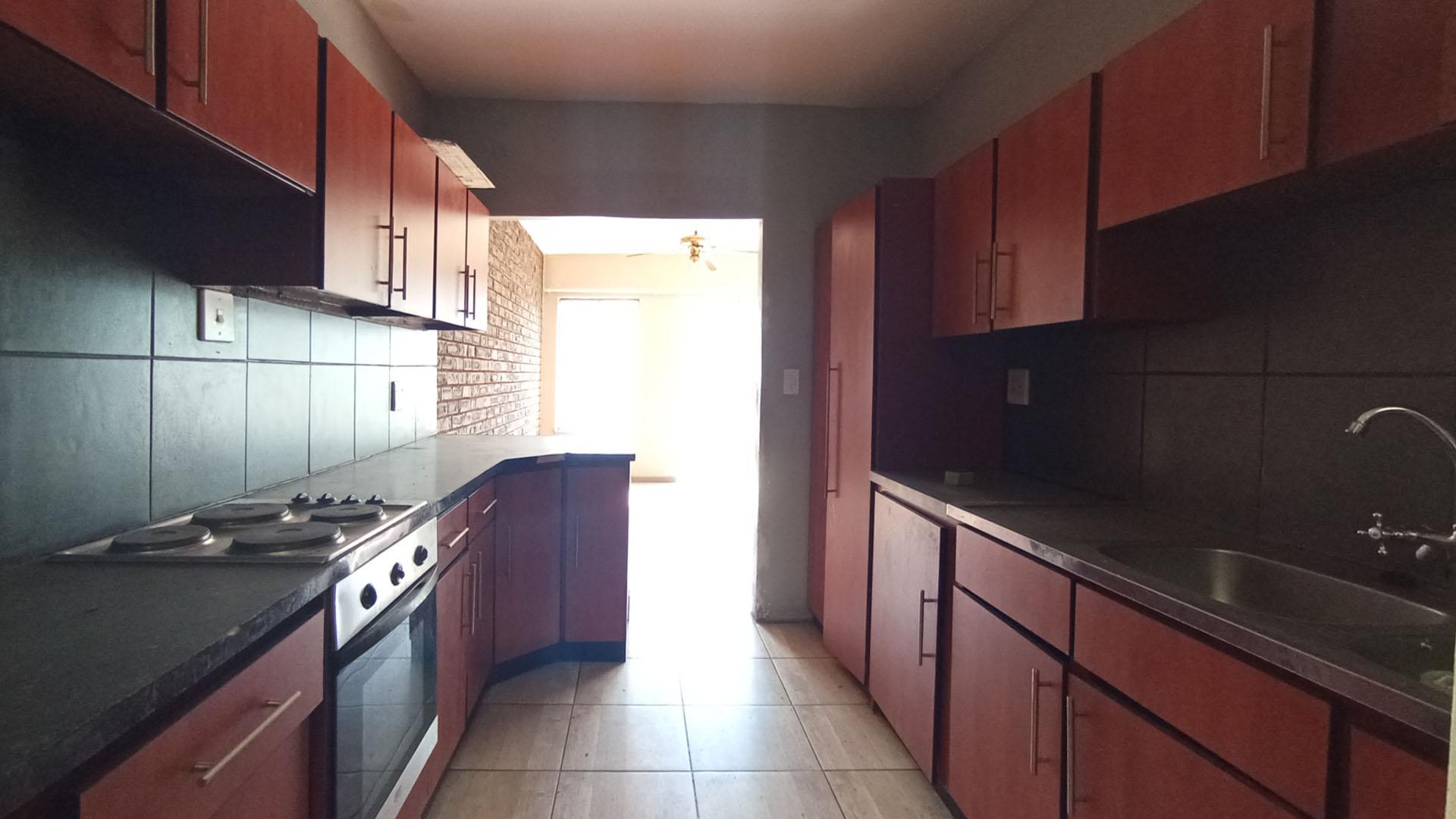Kitchen - 10 square meters of property in Hermanstad