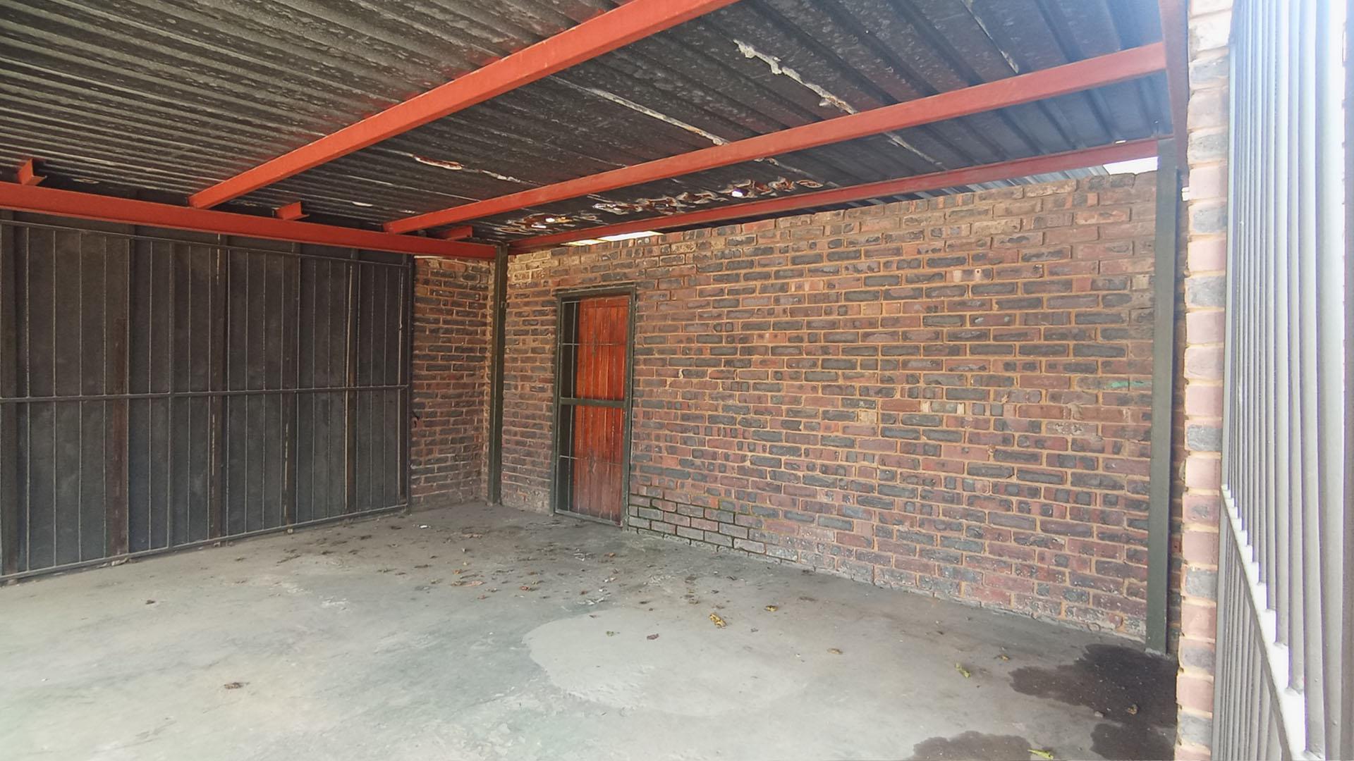 Garage - 34 square meters of property in Hermanstad