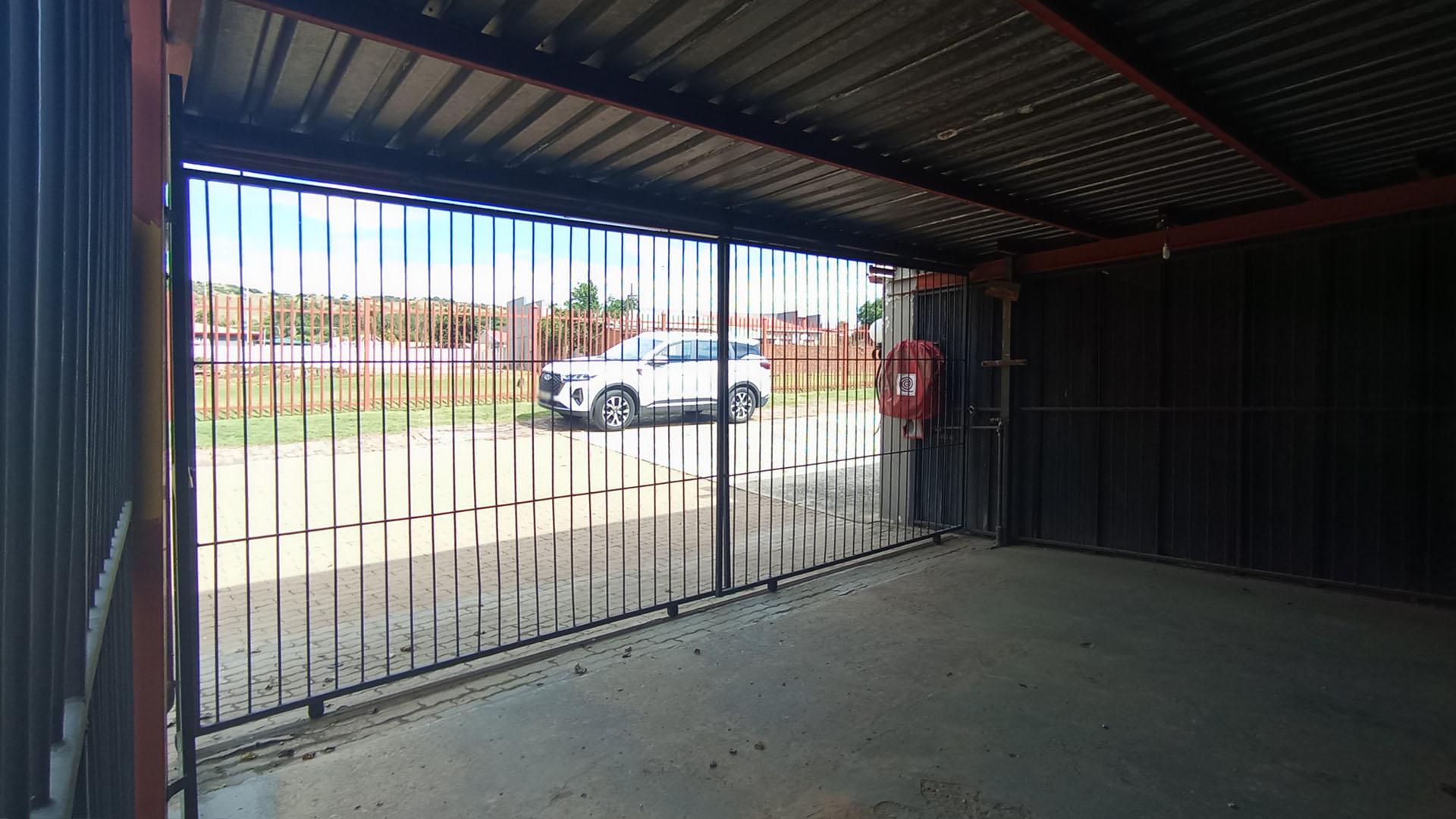 Garage - 34 square meters of property in Hermanstad