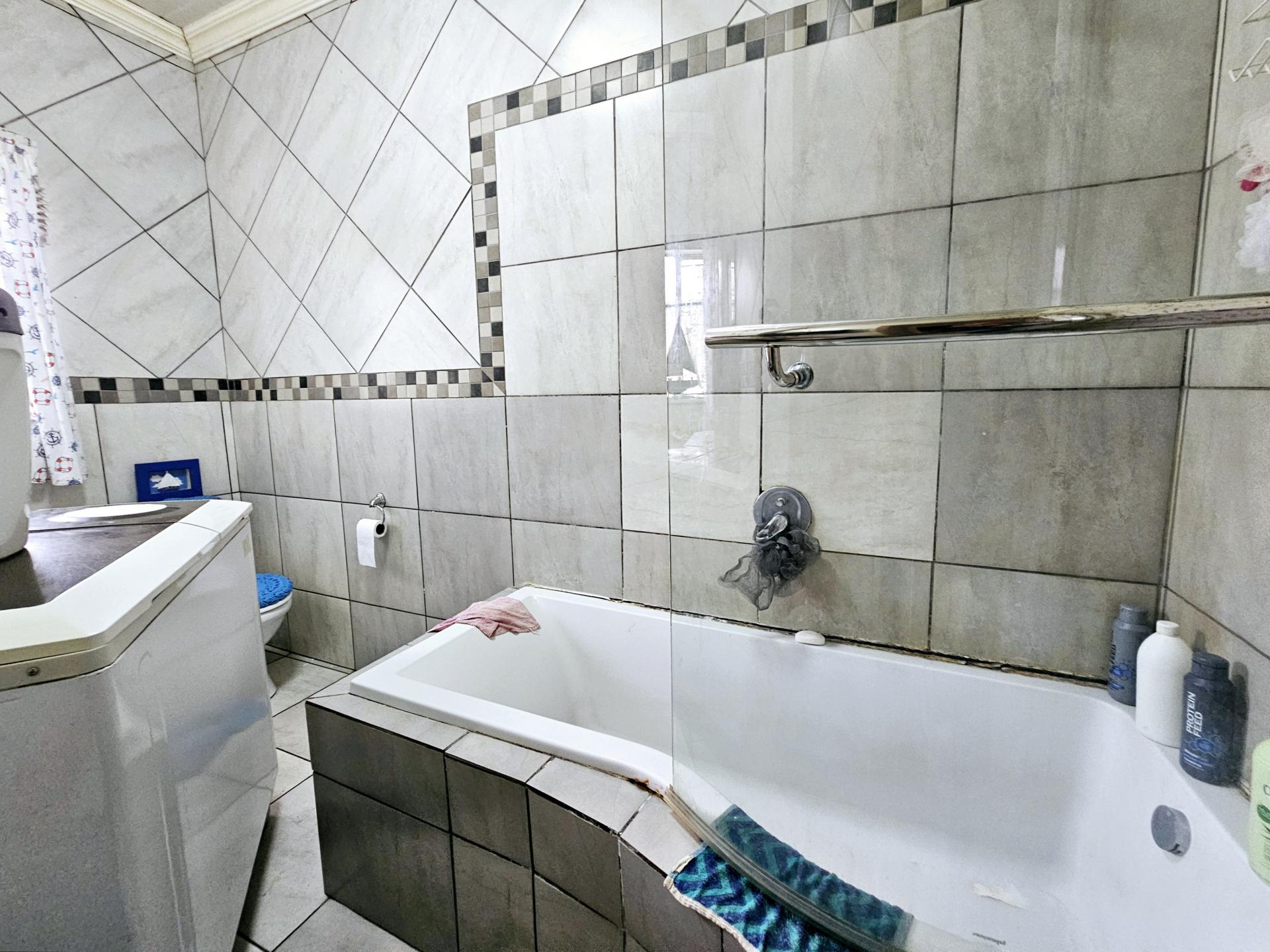 Bathroom 1 of property in Hospitaalpark