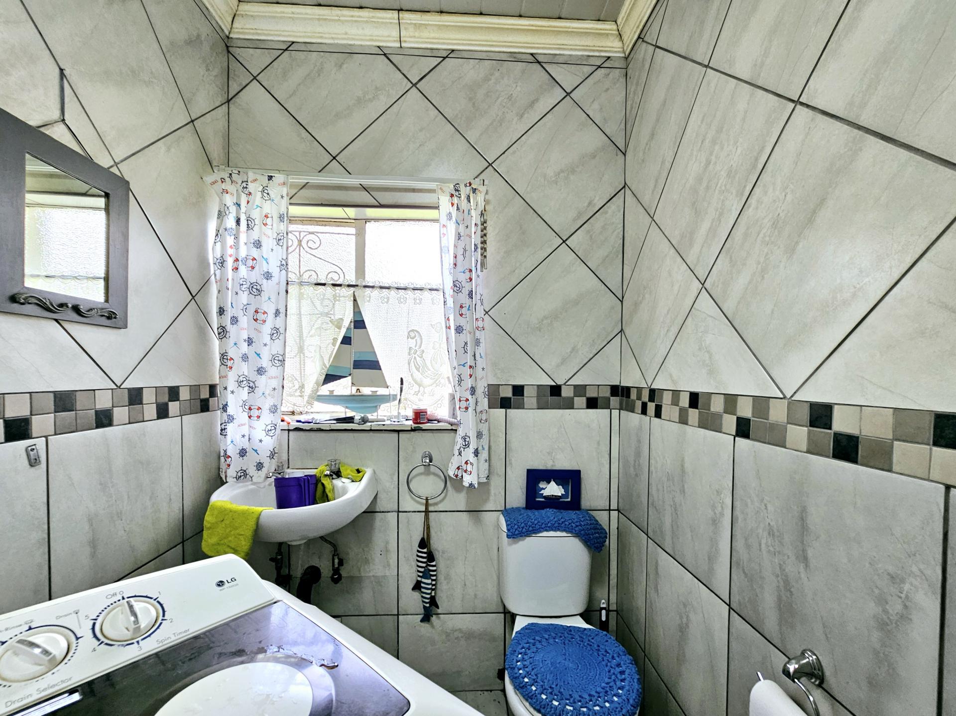 Bathroom 1 of property in Hospitaalpark