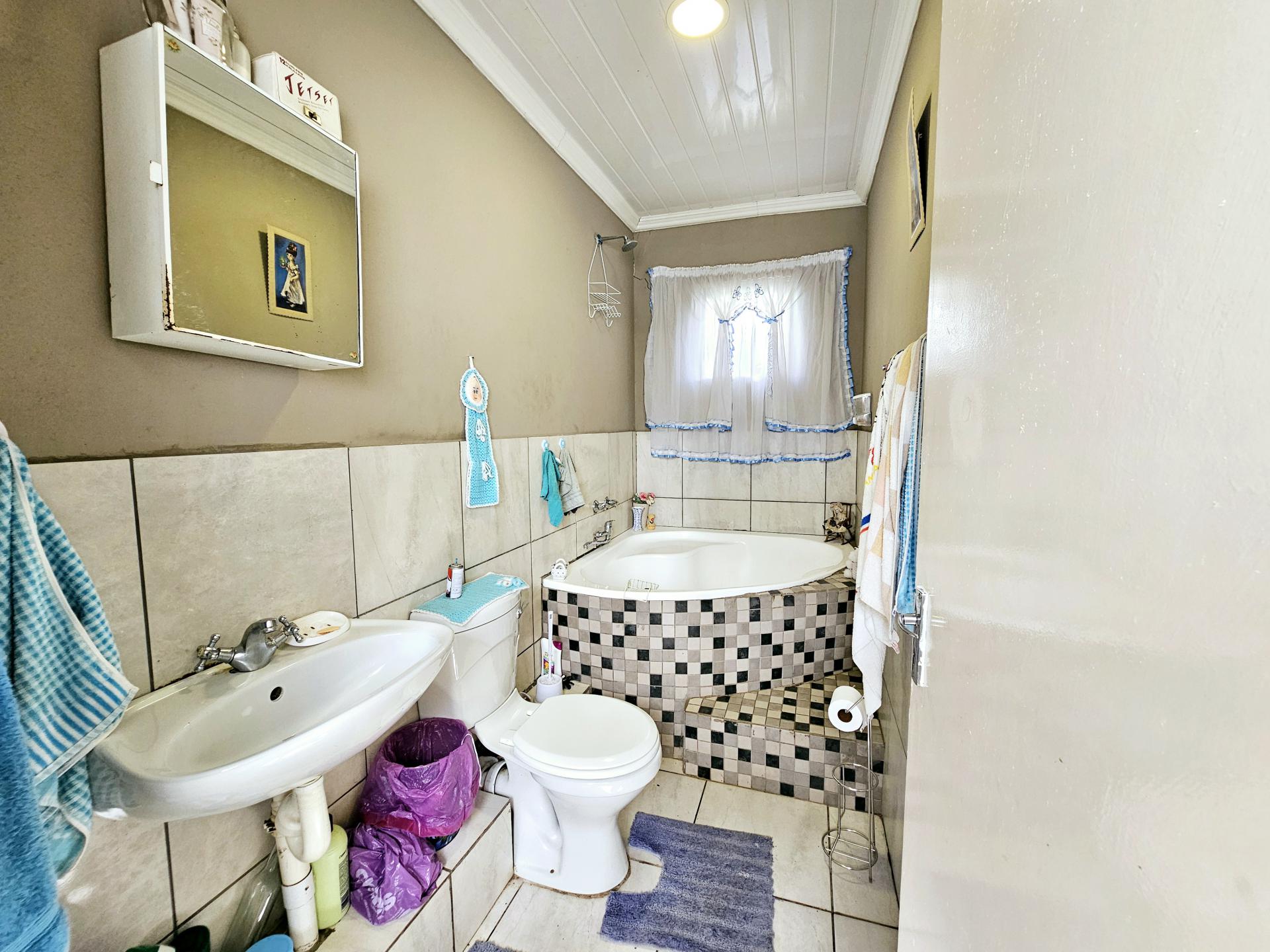 Bathroom 2 of property in Hospitaalpark