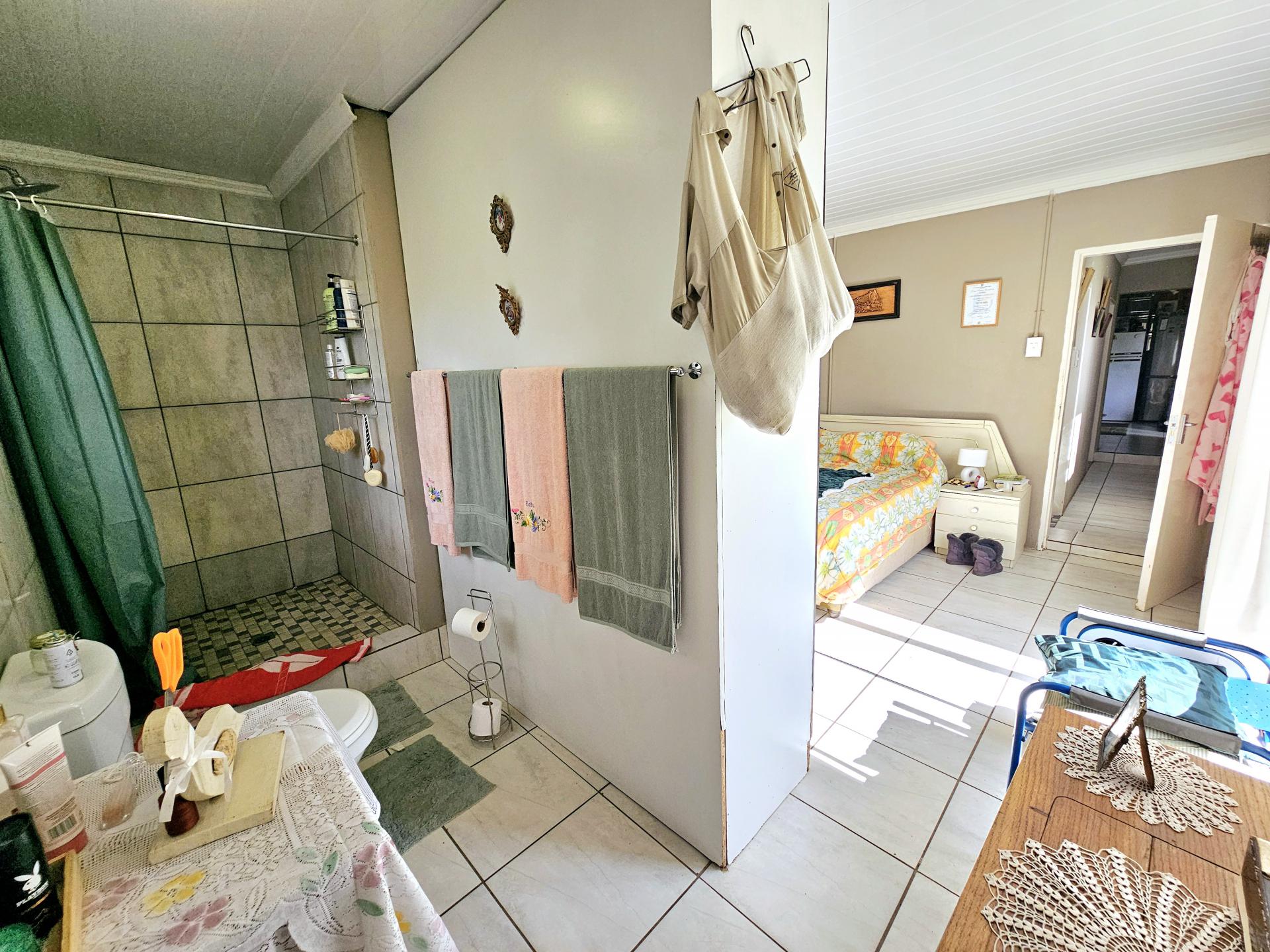 Bathroom 1 of property in Hospitaalpark