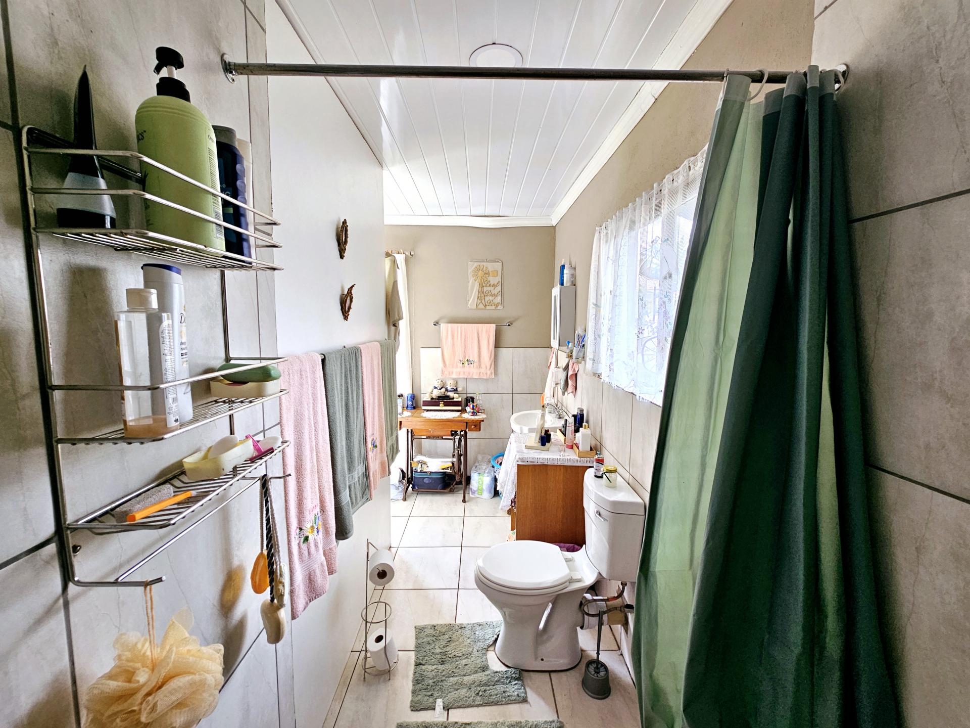 Bathroom 1 of property in Hospitaalpark