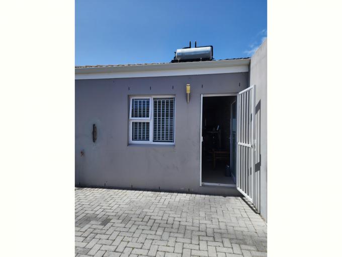 2 Bedroom House for Sale For Sale in Grassy Park - MR674301