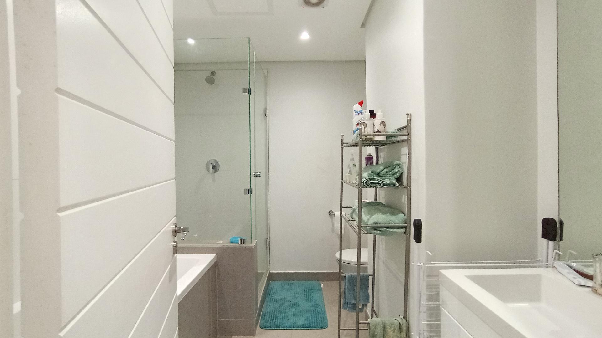 Bathroom 1 - 7 square meters of property in Hillhead