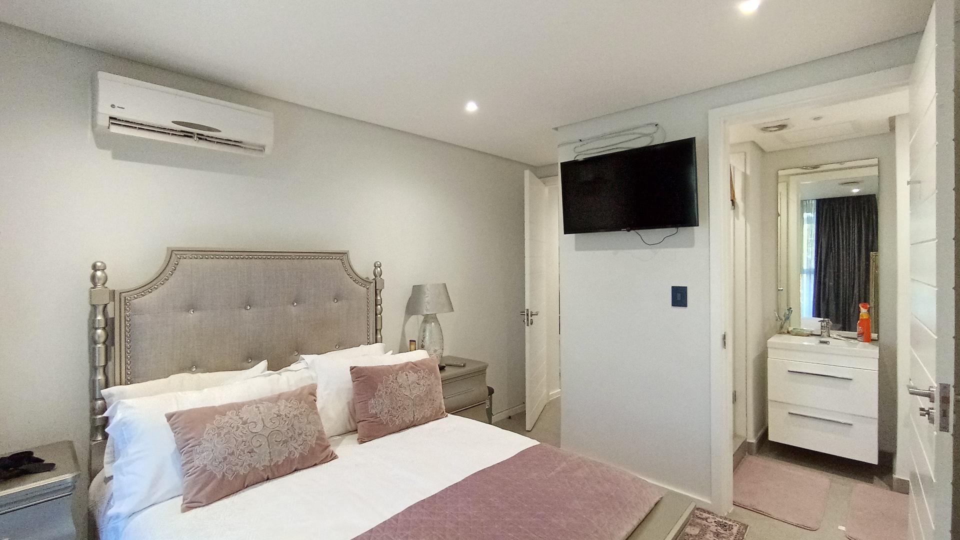 Main Bedroom - 17 square meters of property in Hillhead