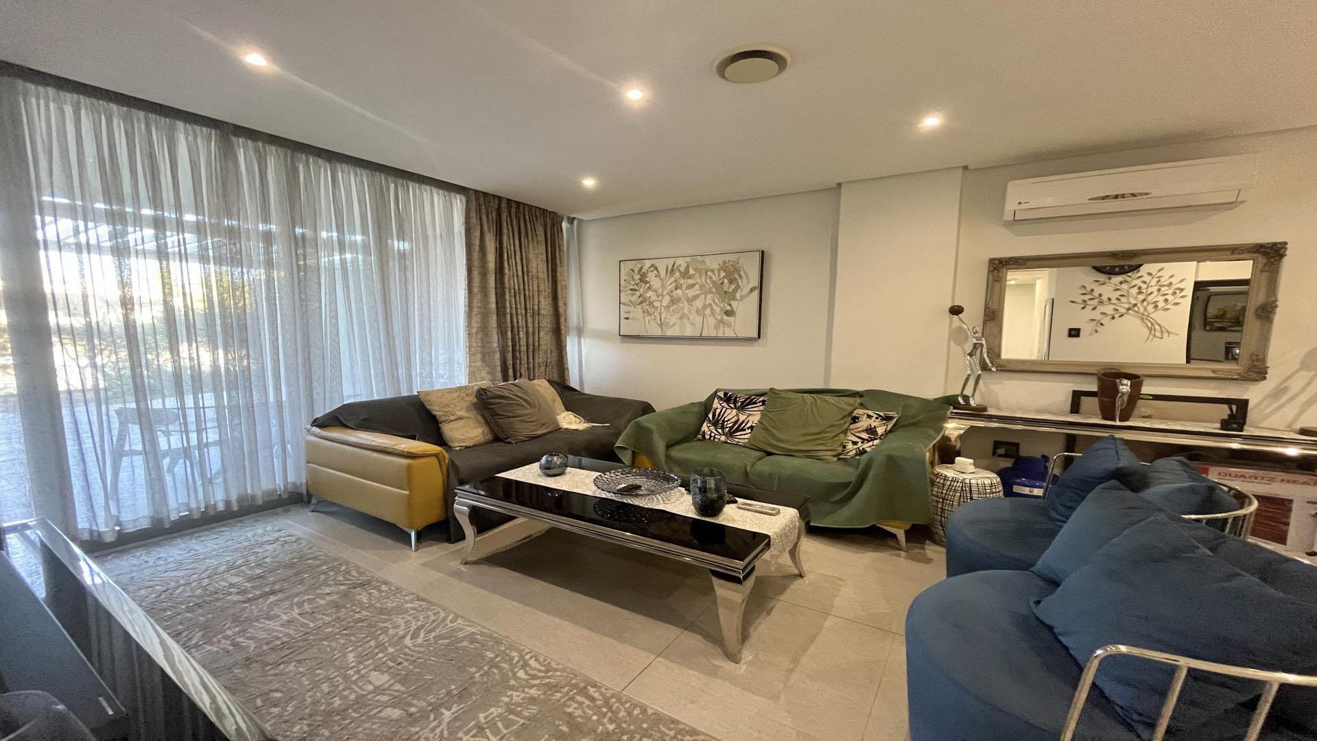 Lounges - 17 square meters of property in Hillhead