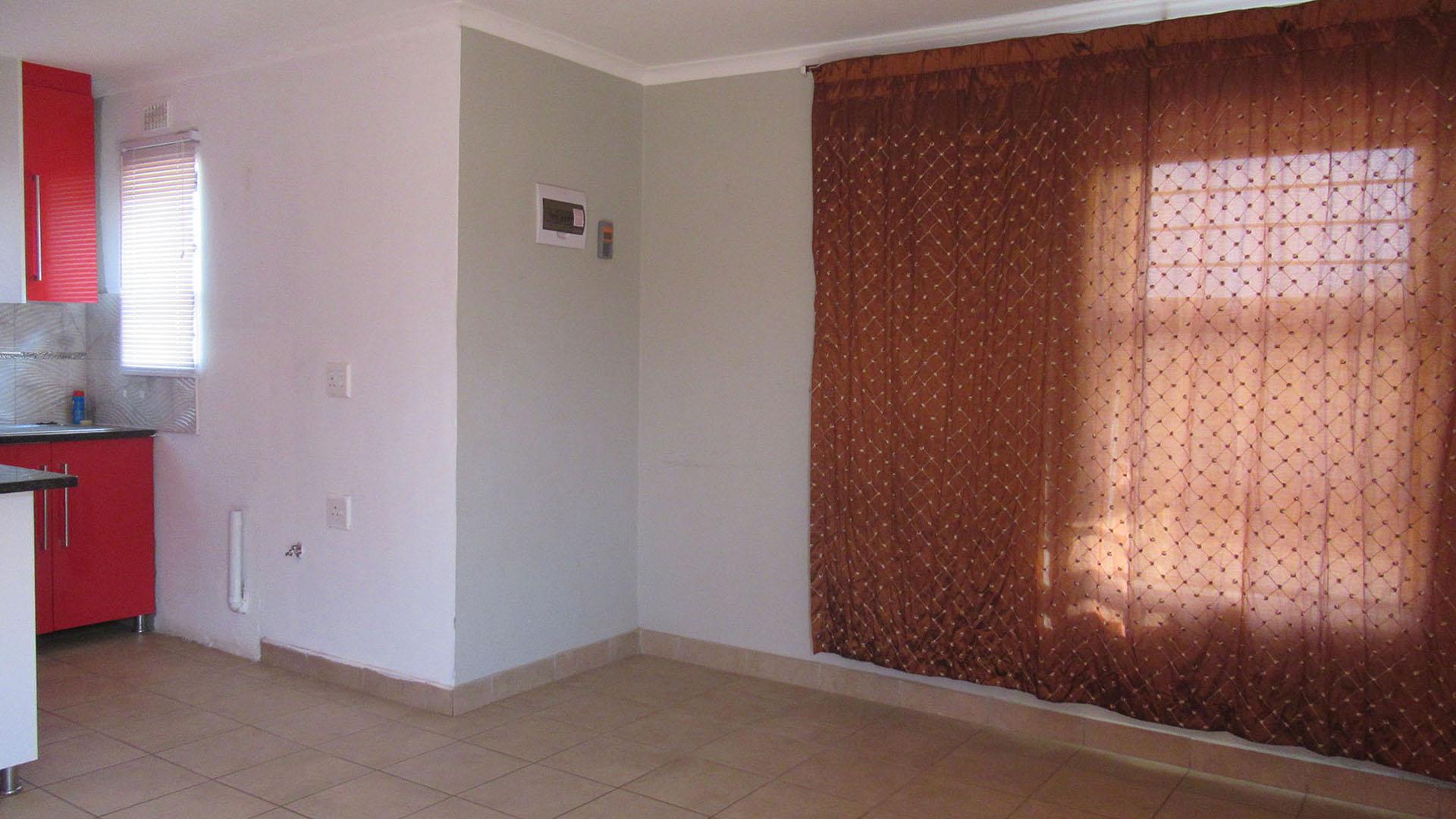 Lounges - 15 square meters of property in Protea Glen