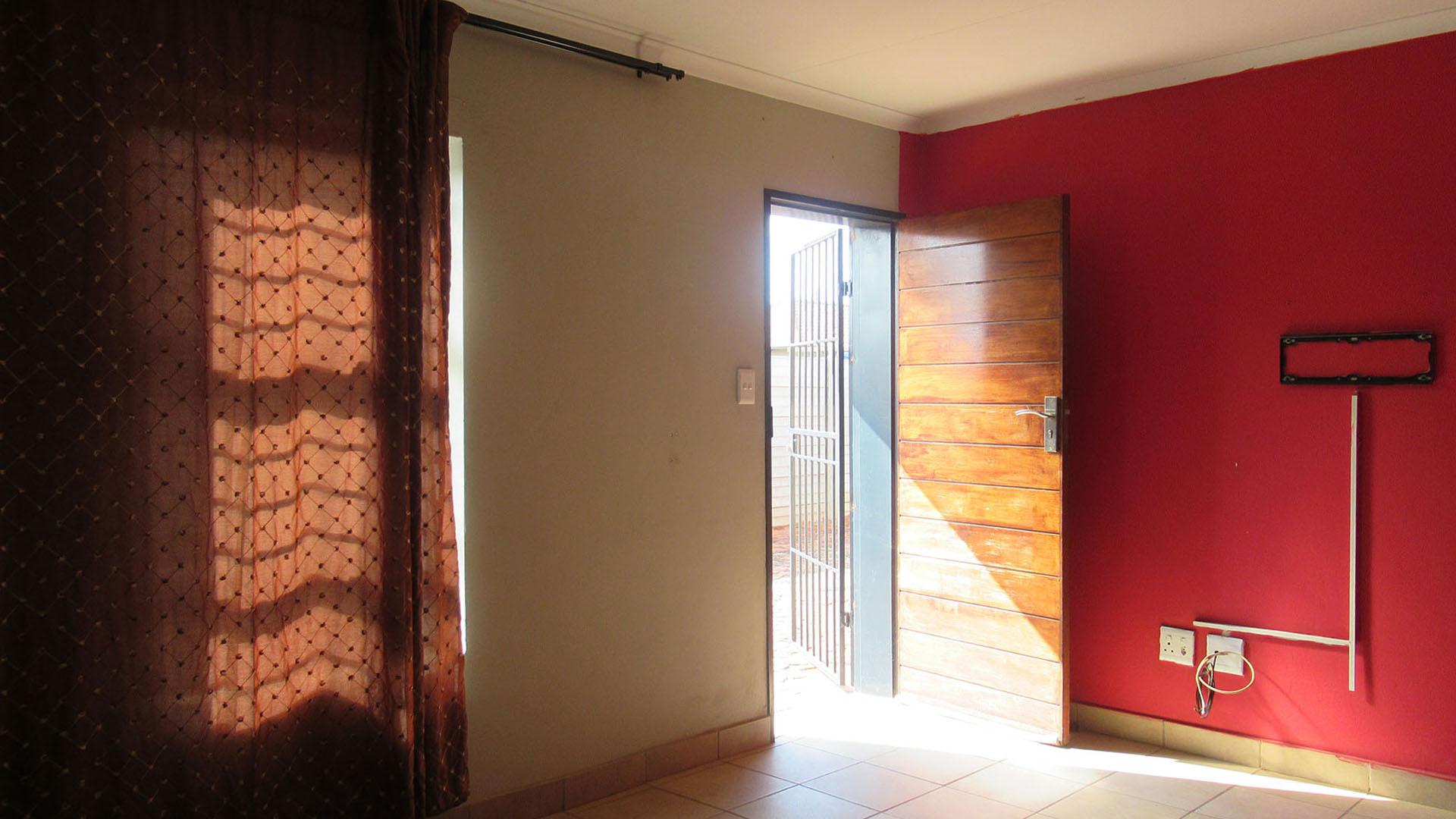 Lounges - 15 square meters of property in Protea Glen