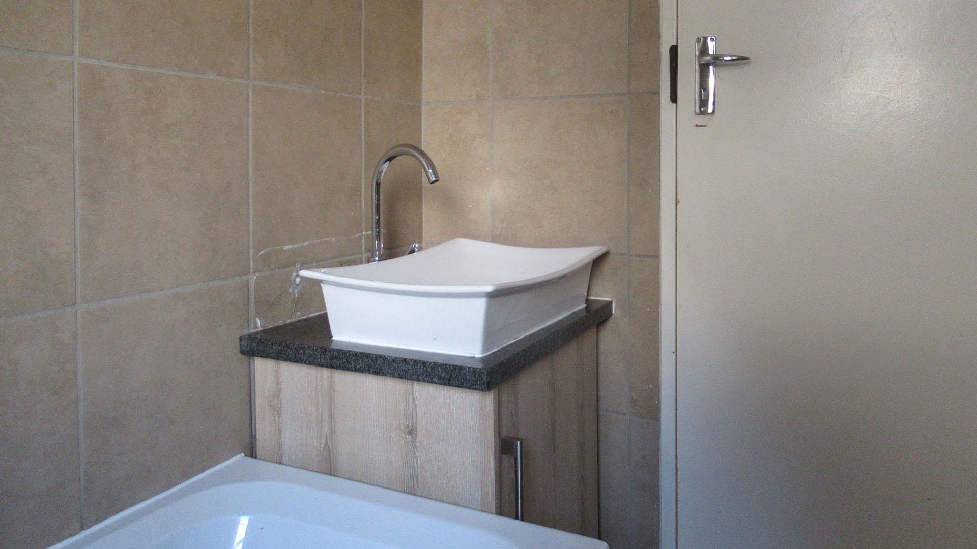 Bathroom 1 - 4 square meters of property in Protea Glen