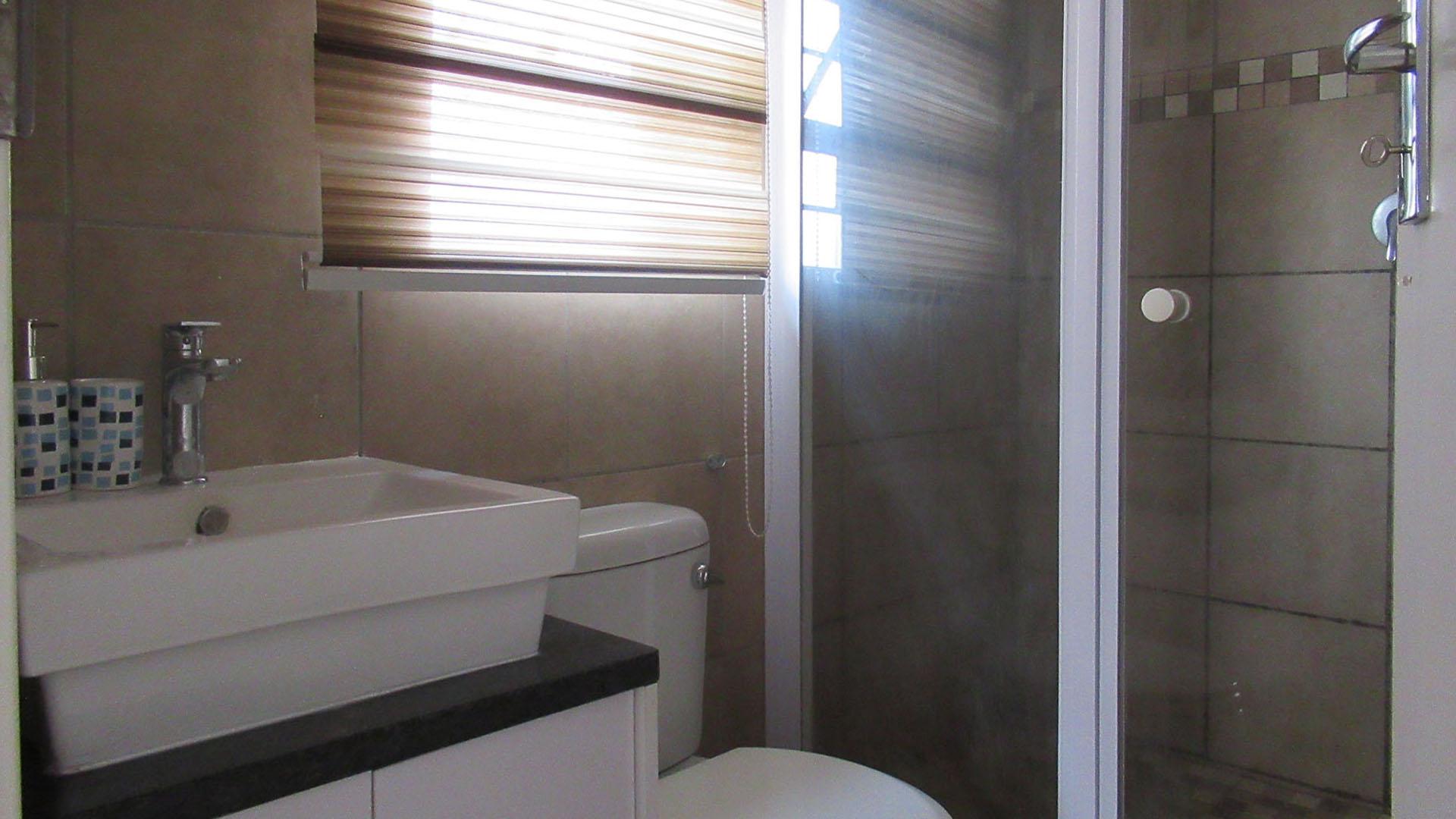 Main Bathroom - 4 square meters of property in Protea Glen