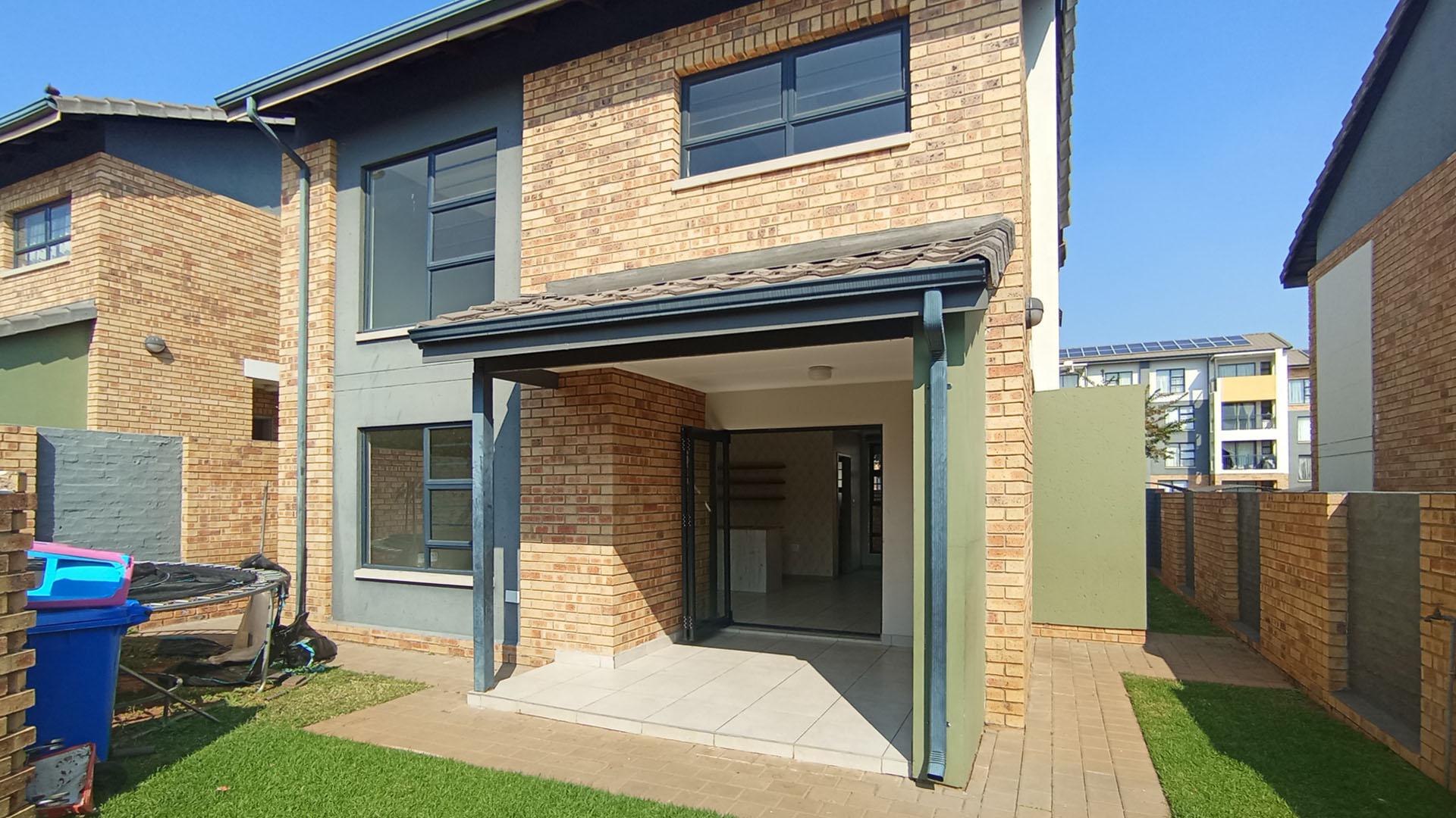 Front View of property in Rooihuiskraal North