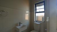 Bathroom 1 - 2 square meters of property in Rooihuiskraal North
