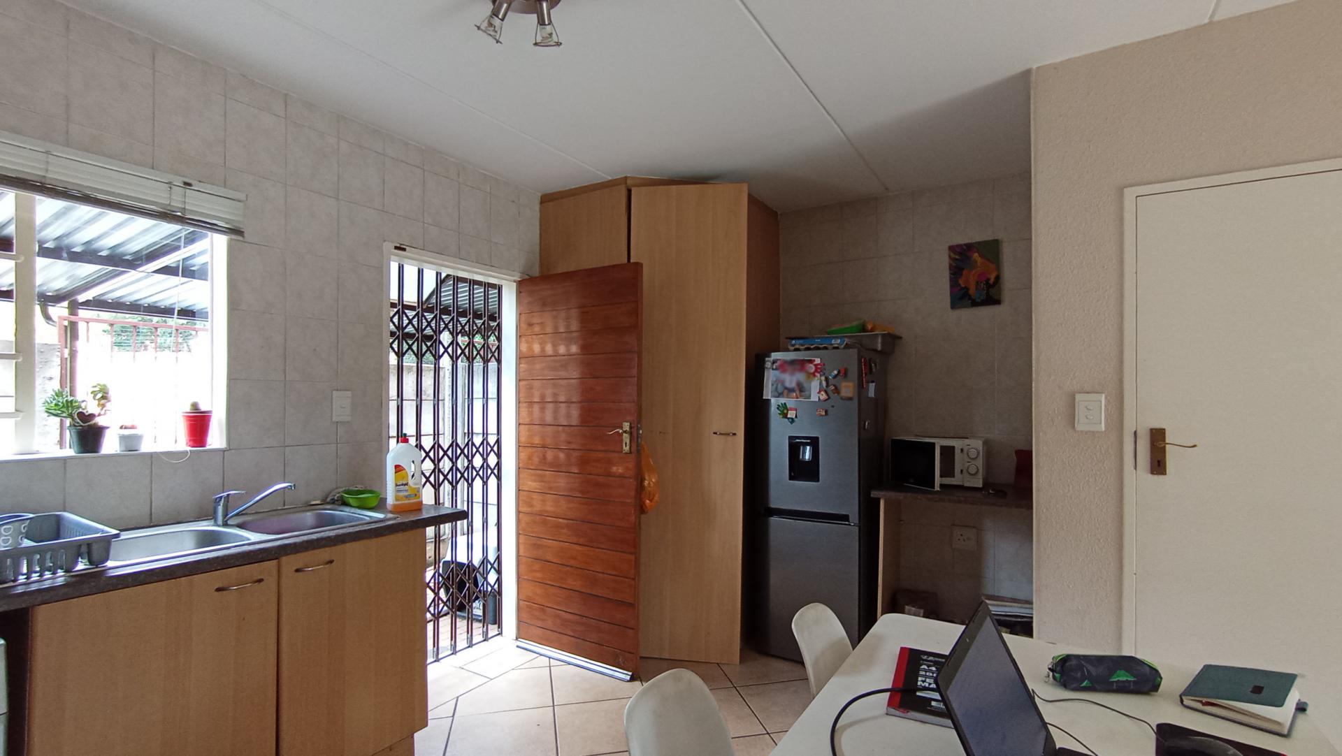 Kitchen - 13 square meters of property in Sonneglans