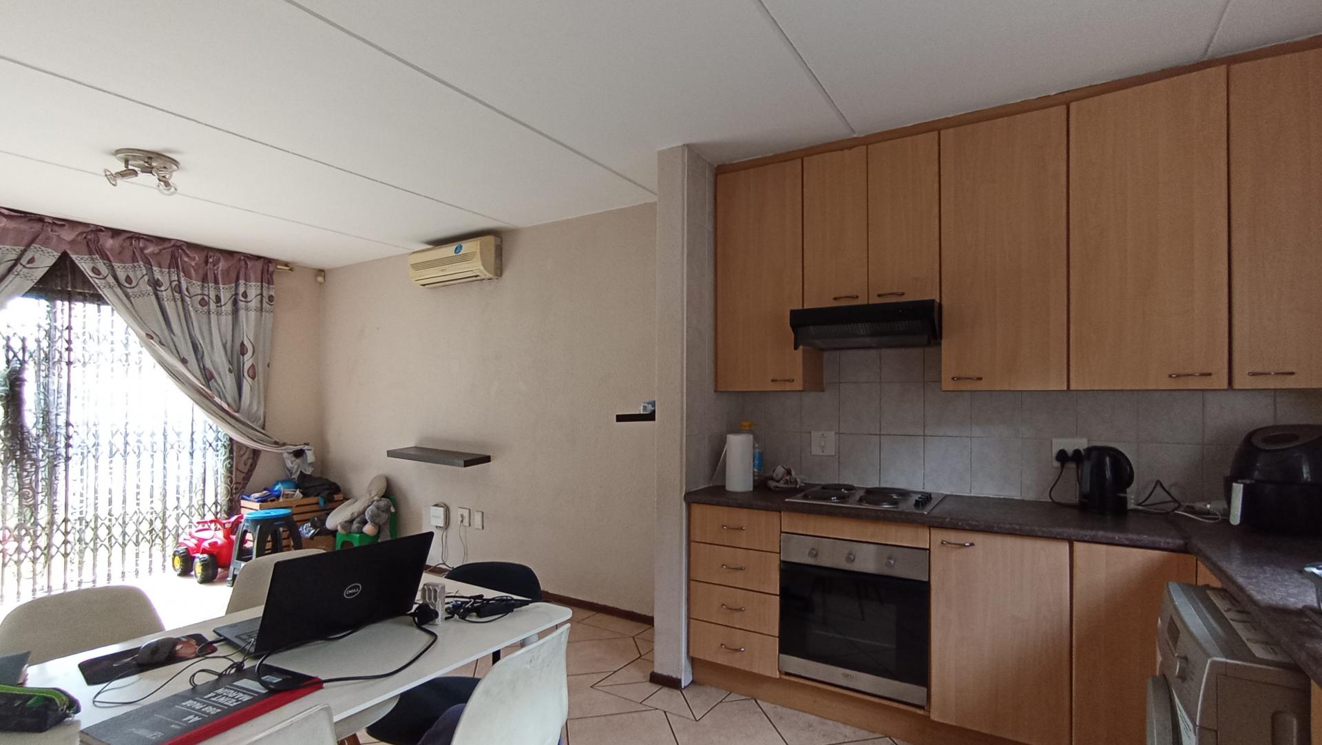 Kitchen - 13 square meters of property in Sonneglans