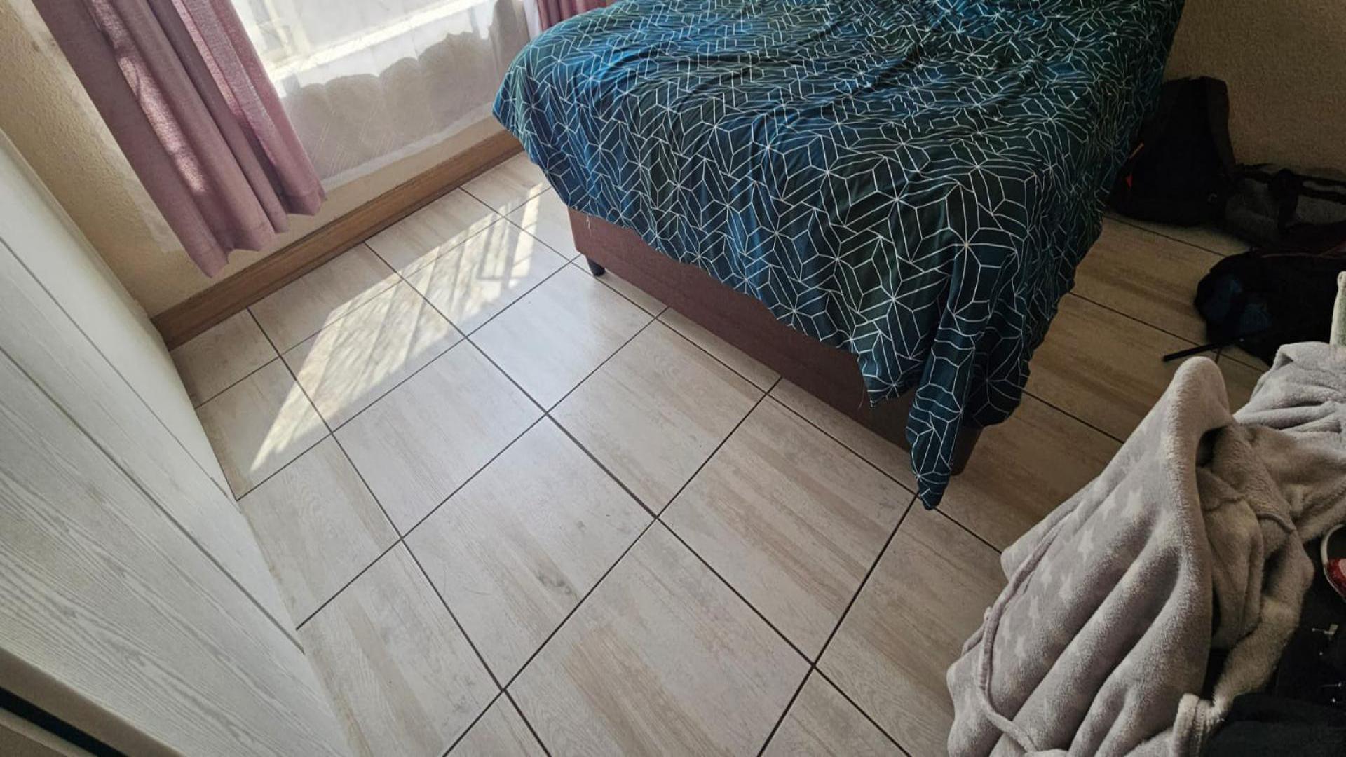 Bed Room 1 - 12 square meters of property in Sonneglans