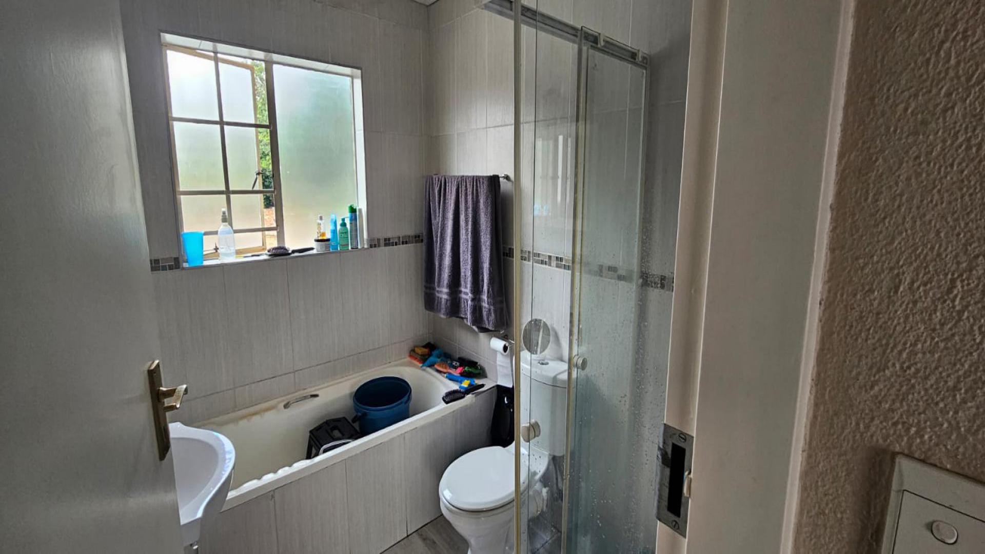Bathroom 1 - 5 square meters of property in Sonneglans