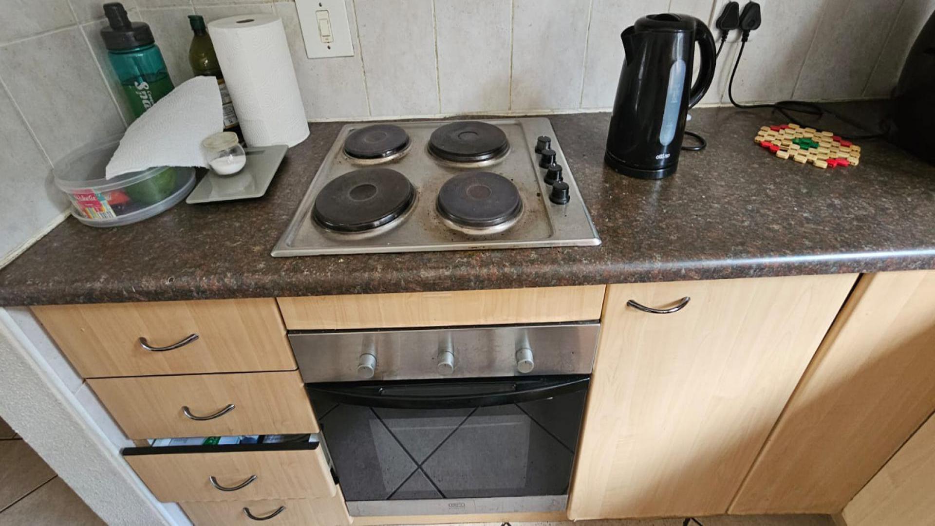 Kitchen - 13 square meters of property in Sonneglans