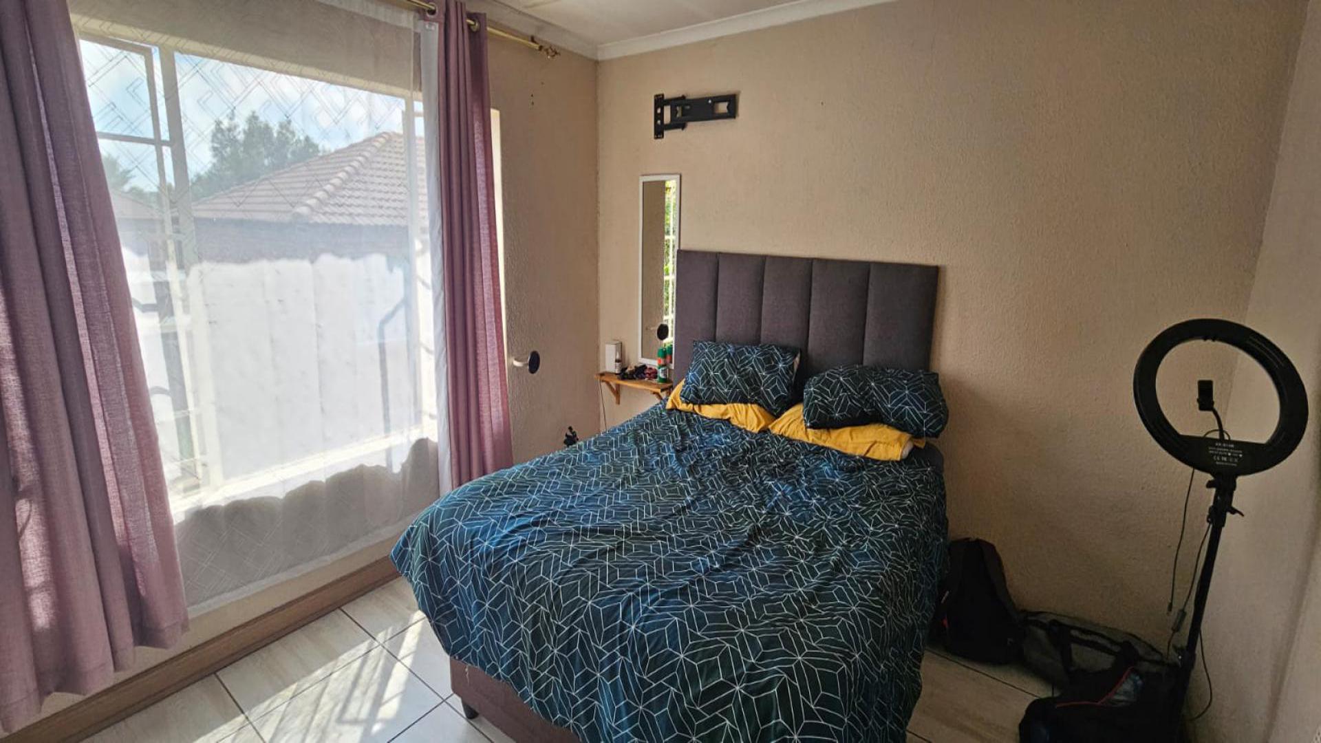 Bed Room 1 - 12 square meters of property in Sonneglans
