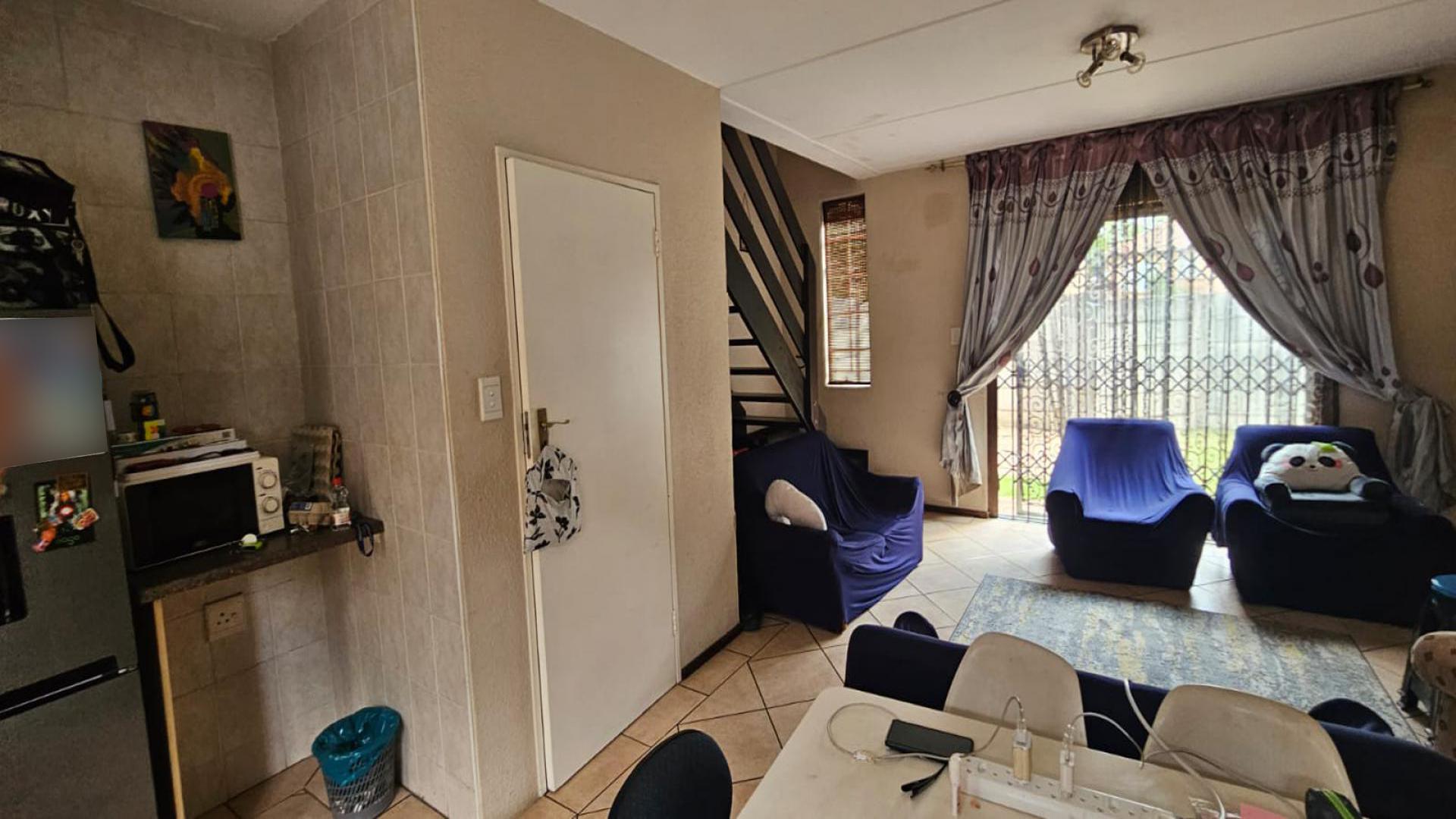 Lounges - 15 square meters of property in Sonneglans