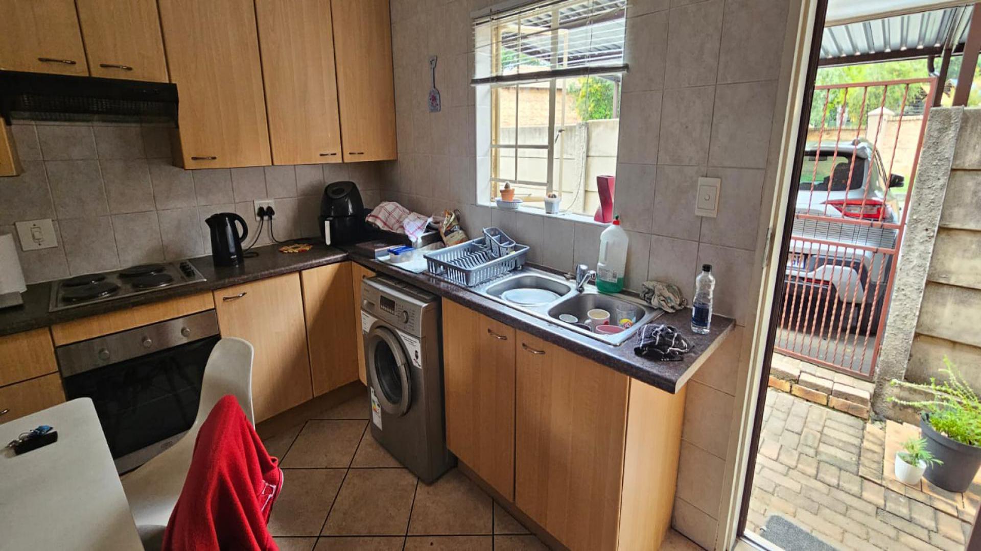 Kitchen - 13 square meters of property in Sonneglans