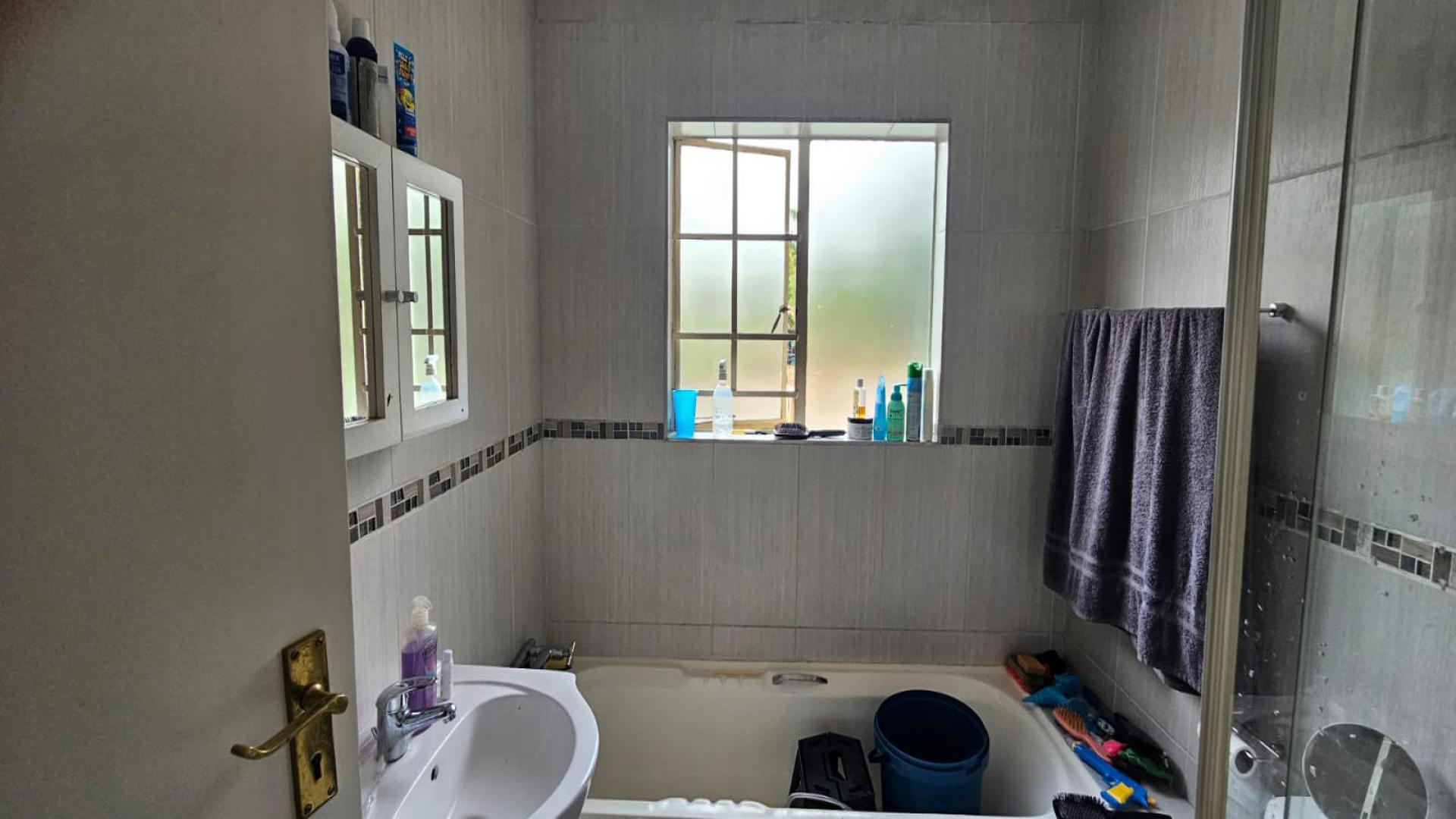 Bathroom 1 - 5 square meters of property in Sonneglans