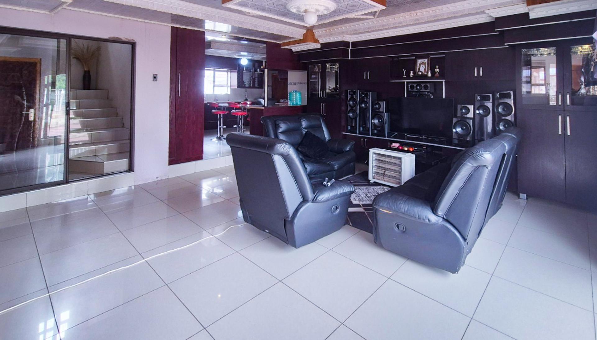 Lounges of property in Queenstown